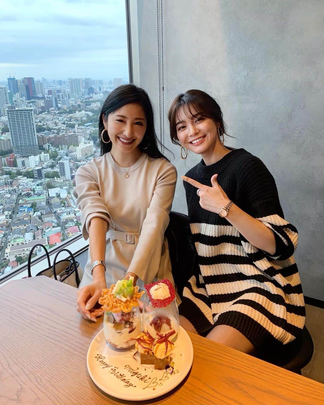 雨宮みずきさんのインスタグラム写真 - (雨宮みずきInstagram)「． まりなちゃんと 恵比寿ガーデンプレイスの39階の longraintokyoで絶景を見ながらランチ😝🍽 全部美味しかったけど その中でもパッタイがイチオシ❤️ ． お誕生日お祝いしてくれたよ🥺💓 美の塊なのに優しくて 面白くてピュアなとこ大好き😘笑 ありがとうーー❤️ ． #longraintokyo #恵比寿ガーデンプレイス #恵比寿ランチ #恵比寿グルメ」10月20日 9時39分 - ammymzk0926