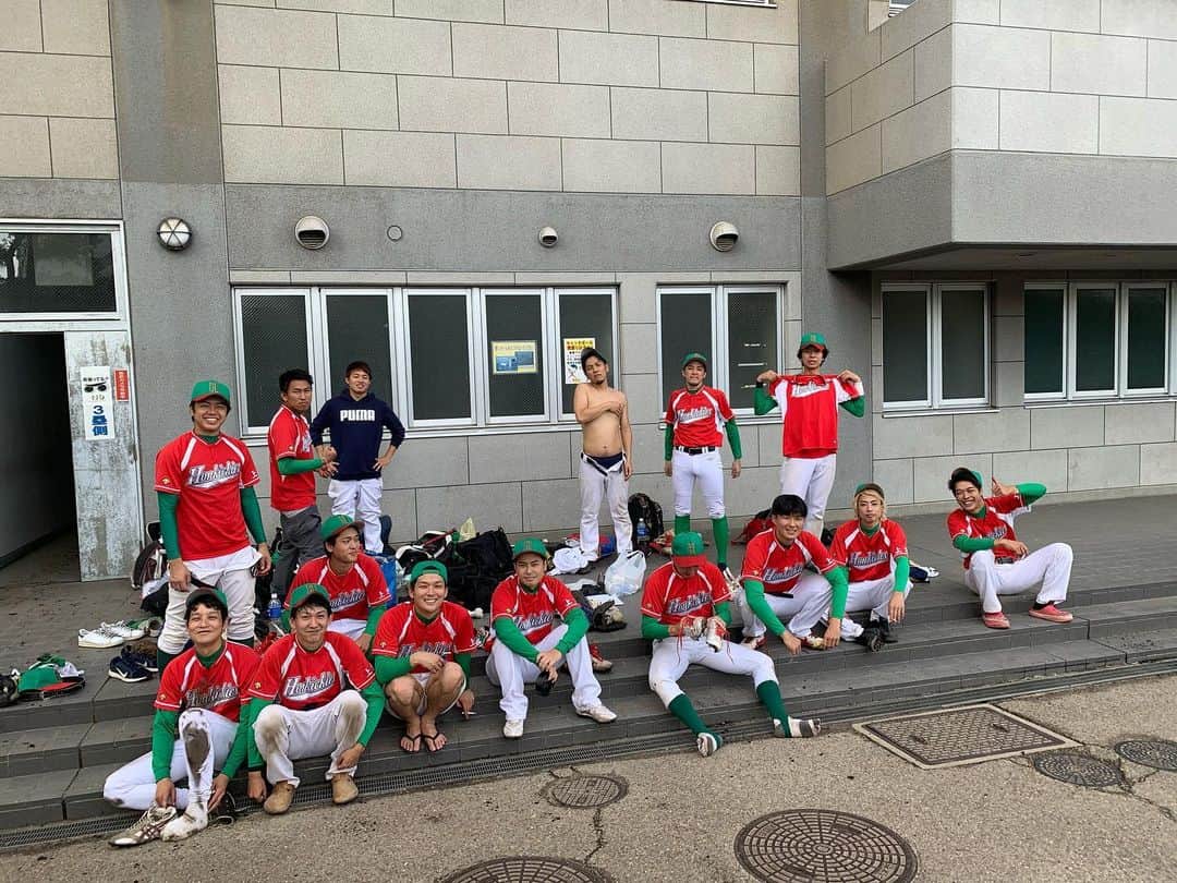 池田真一のインスタグラム：「大阪吉本草野球チーム上方ホンキッキーズを応援しに朝の7時から住之江公園野球場に行ってきました！ 惜しくも2-0で負けてしまいましたが痺れる試合してくれました！ レベル高過ぎ！ ベンチは絶対に負けてませんでした！ 真べぇ、無理やり連れてきたマユリカの阪本、マネージャーおいらがくさかです！」
