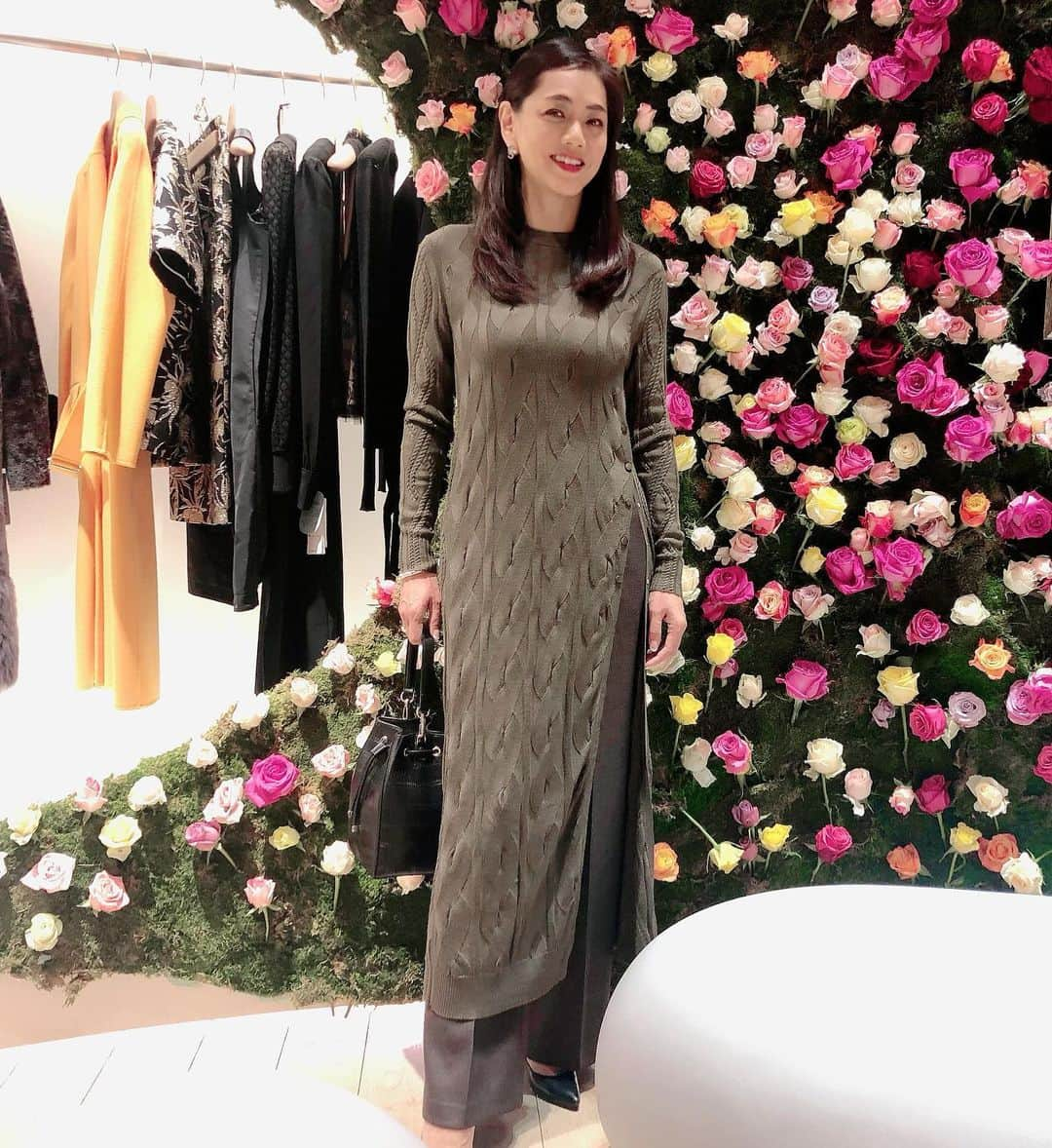 前田典子さんのインスタグラム写真 - (前田典子Instagram)「#NEMIKA #広尾  #セレクトショップ @nemika_official  5周年パーティへ  5000本の薔薇🌹🌹🌹🌹🌹が店内に❣️うわ〜🥰感動の空間でした❣️ #薔薇セラピー💐 うっとり🌹 ネミカで秋冬の新作チェックとお買い物 こちら #ゴッホの画も売ってました 着ている #ニットワンピースは @chloe」10月20日 9時49分 - maenorichang