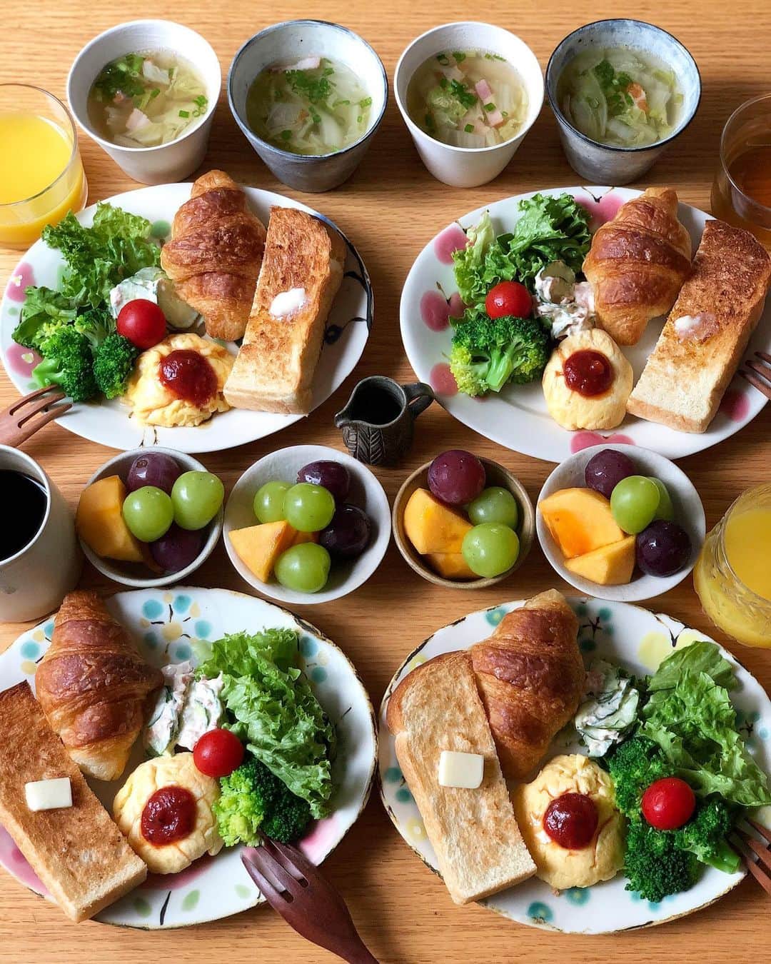 みかさんのインスタグラム写真 - (みかInstagram)「2019.10.20  おはようございます  今日のあさごはんは * ・トースト ・ミニクロワッサン ・白菜とベーコンのスープ ・まんまるオムレツ ・サラダ ・ツナマヨきゅうり ・柿、ぶどう2種 *  今朝はうぐいすと穀雨さんの 食パン まいにちと🍞 スーパー（OKストア）の みんな大好きミニクロワッサン🥐 で。 これ食べる前に待ちきれずみんな クロワッサン1個ずつ食べてます😂 *  朝ラン記録🏃‍♀️ 10.1km53:30 なんと、10キロの最速記録更新✨ 先週も更新してて そこから2分も縮まった✌︎ 気候のせいかと。 やはり涼しい方がタイム出るのかな、 マラソンはやはり札幌かしら😂 東京で見たかったな😭 *  そして、今夜のラグビーが 今から楽しみすぎる。 快進撃、まだまだ見ていたい。 がんばれー！！ * 最近スポーツ観戦が趣味のようになり バレーボールも楽しかったな。 昔より選手のイケメン化もすすみ 中垣内のおじさん化も気になる😂 いろんな視点で スポーツ楽しんでます。 もっともっと読書もしたいし 時間が足りないー💦 とりあえずみんなを連れて公園 行ってきまーす！ *  #あさごはん#朝ごはん#朝食#朝ごパン#クロワッサン#トースト#うぐいすと穀雨#パン屋さん巡り#ワンプレート#石木文#ベーコンと白菜のスープ#まんまるオムレツ#器好き#breakfast#morning#cooking#igersjp#locari#yutakana_syokutaku#おうちごはん#おうちごはんlover#おうちごはん記録#朝時間#朝美人アンバサダー#フーディーテーブル#秋のもぐもぐ祭り#朝ラン#朝ラン記録#ランニング女子#朝活」10月20日 9時58分 - mikasko
