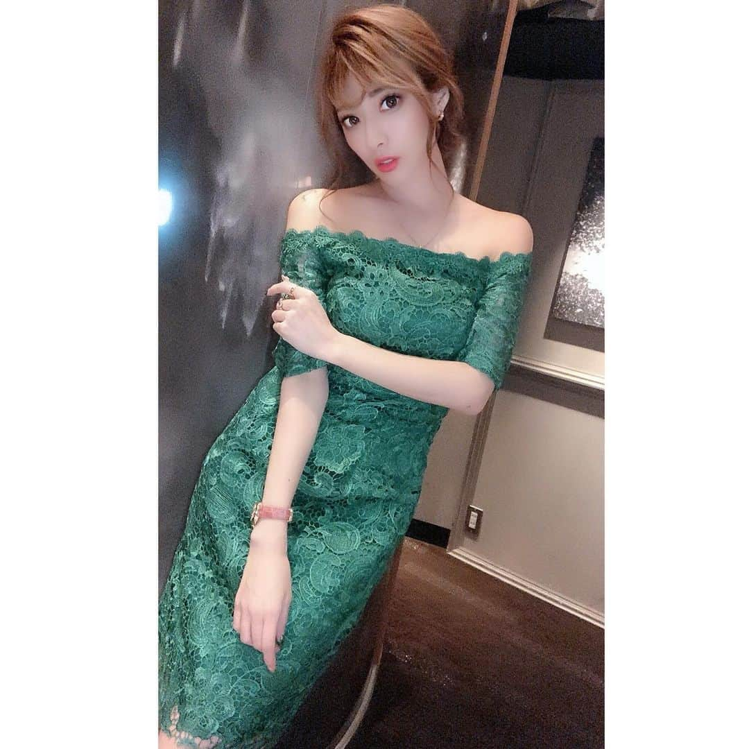 華沢友里奈さんのインスタグラム写真 - (華沢友里奈Instagram)「今週お仕事がんばった😭❤️ 夜のお仕事の大変なところは 飲み過ぎると次の日残ること。 まあ私年齢的に次の日本当にキツくて迎えては仕事の繰り返しだから 休めるときにきちんと休まなきゃな😂  ここ最近のお気に入りドレスは @cavadeles  のドレスだよお(*´꒳`*)❤️ #キャバ嬢　#キャバドレス #ドレス　#六本木 #美人茶屋離宮　#follome」10月20日 9時58分 - hanazawayurina