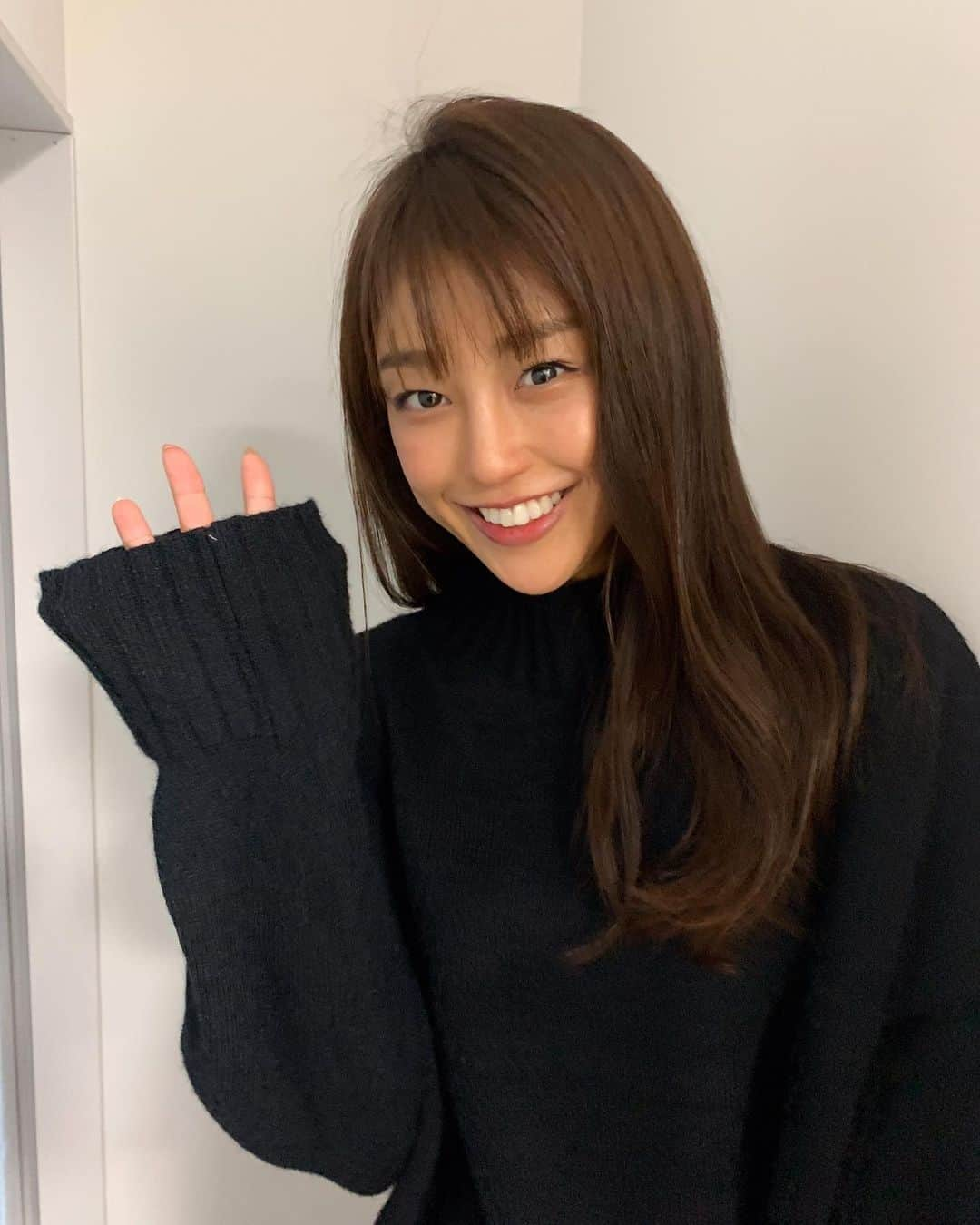 岡副麻希さんのインスタグラム写真 - (岡副麻希Instagram)「🌱﻿ おはようございます！﻿ 何を着るか悩んだ日は﻿ とりあえず#ニット を手にとりがちです🙋🏽‍♀️🍁🧡﻿ ﻿ 昨日#aujuaトリートメント で﻿ とぅるるんにしてもらって﻿ 髪がとても喜んでいます😚💕﻿ @hitomimohri ﻿ もーりちゃんありがとう❣️﻿ ﻿ みなさまステキな日曜日を🌸☺﻿ ﻿ 👚#udresser」10月20日 10時06分 - maki_okazoe_official