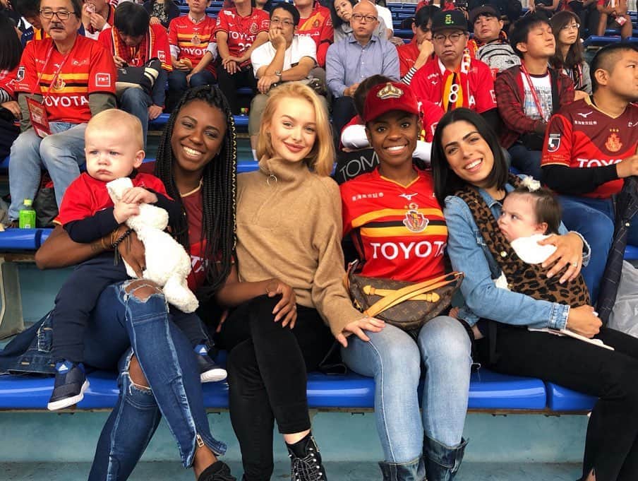 リアノン・ランゲラック（ミッチェル・ランゲラックの妻）のインスタグラム：「Minhas amigas 💕⚽️」