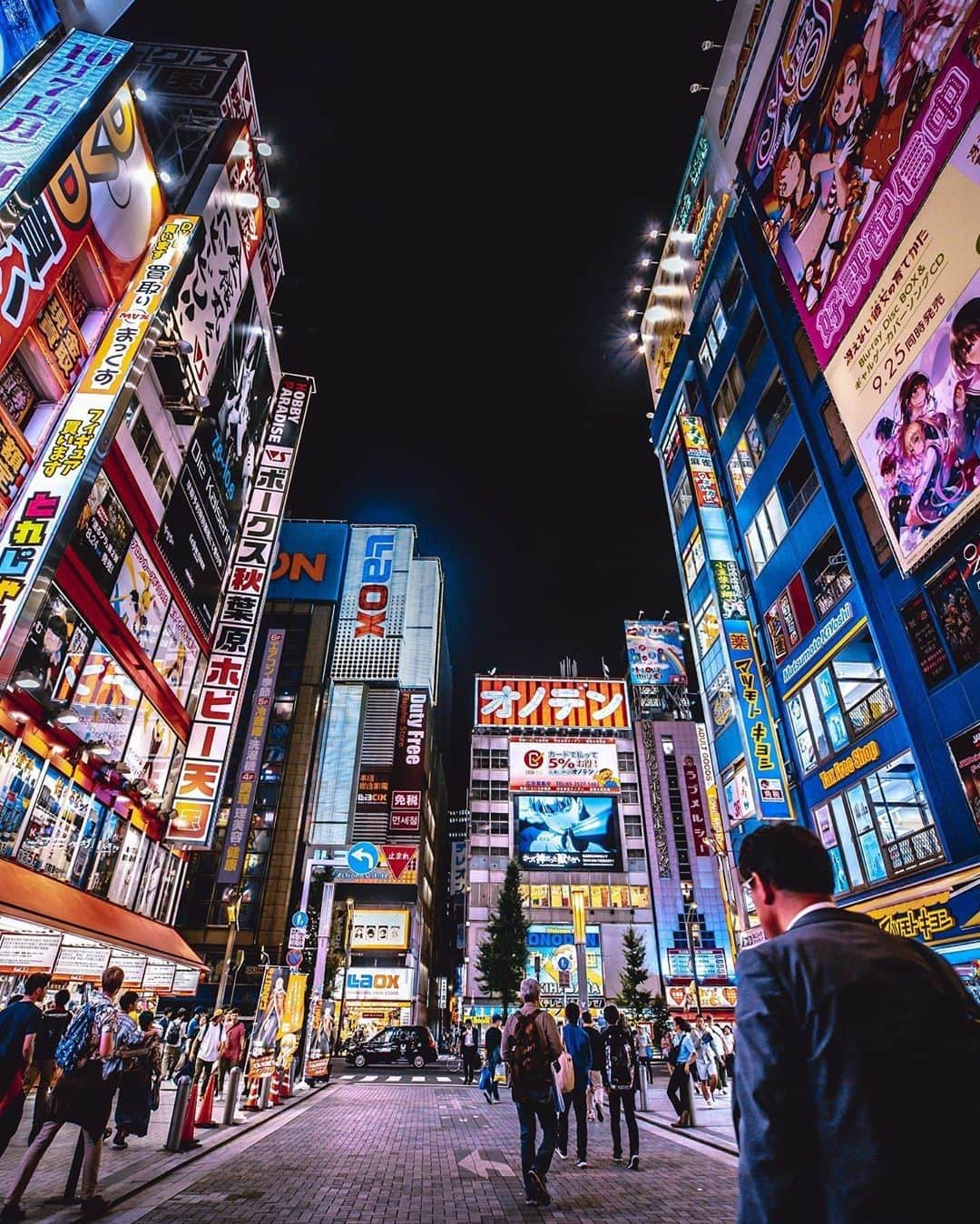 HYPEBEASTさんのインスタグラム写真 - (HYPEBEASTInstagram)「#hypeaf: Tokyo, Japan has emerged as the best big city to visit this year, according to Condé Nast Traveler‘s annual Reader’s Choice Survey and its 600,000 participants. Readers based their vote on a combination of its city sights, lush landscapes, and unique cuisine. What's been your favorite city to travel to this year? Let us know in the comments and visit the link in bio for more details.⁠ Photo: @acchi_kocchi」10月20日 10時10分 - hypebeast