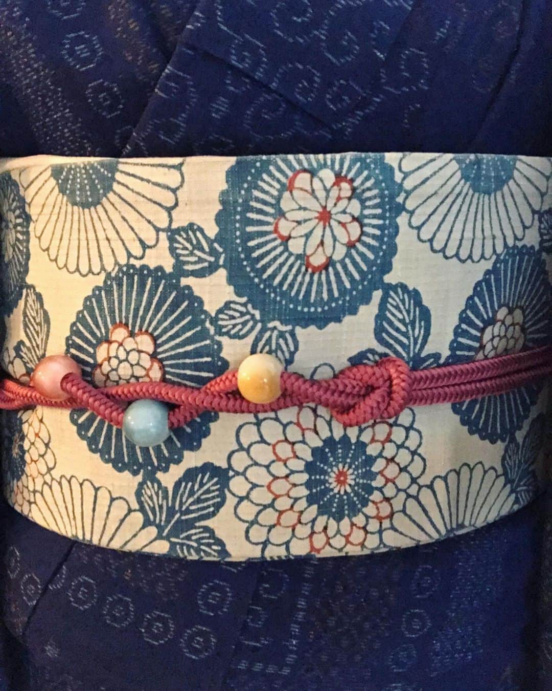 原田佳奈さんのインスタグラム写真 - (原田佳奈Instagram)「・ ・  この日は、ブルーの紬に、デニムっぽい花柄の名古屋帯を合わせてカジュアルに。  帯締めに三色のガラス玉が付いていてアクセント💁‍♀️ #着物 #着物コーディネート #kimono」10月20日 10時35分 - kanaharada1211
