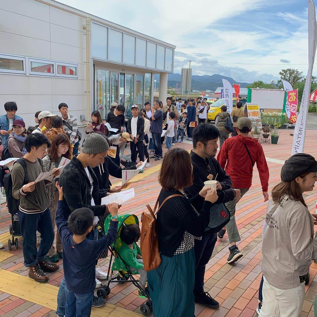 SUNDAY MOUNTAINさんのインスタグラム写真 - (SUNDAY MOUNTAINInstagram)「【ビンゴカード大人気！ - キャンプオブワンダー2019 】 * ■ キャンプオブワンダー2019 本日１２時より行いますビンゴカードにすでに長蛇の列が並んでおります！ 12時スタートですので参加される方はお早めに会場の方にご来場ください！ * * 【 各コンテンツのご紹介 】 * ■アウトドア用品フリーマーケット １１：００〜１６：００ 事前募集でご応募いただいた、一般の方によるフリマです。 * ■アウトドアビンゴ 景品総額なんと１００万円？！ １２：００〜１３：００ THE GATE で使える１０万円分の商品券や、 snowpeak, ogawa, HILLEBERG等の豪華テントが当たる？！ * ■インスタハッシュタグキャンペーン １０：００〜１７：００ 会場の写真を撮影し #campofwonderのハッシュタグをつけて応募しよう！ スノーピークのテントなど豪華景品が当たりますよ〜 * ■MUSIC LIVE * ［国府達矢］ １４：００〜１４：４５ アルバム「ロック転生」が、七尾旅人の「911 FANTASIA」に 大きな影響を与えるなど、他アーティストからの支持も熱い。 またSalyuへの楽曲提供も行うなど、活動は多岐にわたる。 アルバム「ロックブッダ」は、昨年国内外のベストアルバムに。 今年９月にはアルバムを２枚の同時リリースしている。 * ［ビューティフルハミングバード］ １６：００〜１６：４５ のびやかさやあたたかさ、透明さや力強さを合わせ持つ声と、 しなやかなアコギの音色が、独自の世界をつくり出す。 NHKみんなのうた、おかあさんといっしょ に楽曲を提供。 ドラマのエンディングやCMソングなども手がけている。 さまざまなクリエイターからの信頼も厚いユニット。 * * 【 シャトルバスを運行しております！ 】 ■ 本日は駐車場の混雑が予想されるため、シャトルバスの方をご用意しております。是非みなさま、お友達やご家族をお誘い合わせの上ご利用ください。なお各停留所にある駐車場はご利用可能（台数制限あり）ですのでご活用ください。各停留所の駐車数はカッコの中に表示しています。尚満車の場合はご了承ください。 * 運行時間：10:33〜17:20 * ・福井県工業技術センター（100台） ・坂井市役所 春江支所（30台） ・えち鉄 太郎丸エンゼルランド駅（56台） ・ 春江農業協同組合 本店（70台） ※20日（日）のみ ・ゆりの里公園（春江北保育所）※停留所に駐車場はありません ■ Camp of Wonder2019(キャンプオブワンダー) 開催日時 日時：2019年10月19日(土)・20日(日) 場所：ゆりの里公園（福井県坂井市春江町石塚21-2-3） 時間： 11:00〜17:00（両日とも） * * #THEGATEbySUNDAYMOUNTAIN #sundaymountain #サンデーマウンテン #アウトドアイベント #北陸アウトドア #アウトドア #登山初心者 #キャンプ初心者 #campofwonder #キャンプオブワンダー #cow2019Brands #フリーマーケット ＃アウトドアギア #国府達矢 #ビューティフルハミングバード」10月20日 10時37分 - sundaymountain