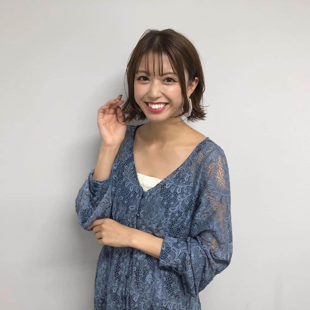 西村まどかさんのインスタグラム写真 - (西村まどかInstagram)「URALA姫2019コンテストが無事終了しました😋👌💓 7名の姫たちは、みんなそれぞれの色に輝いていてとても審査が難しかったです！一人一人のパフォーマンスも個性に溢れていて、とてもかっこよかった👏緊張の中、皆さんお疲れ様でした😄✨ まどかも審査員という初めての体験でとても緊張していましたが、無事終わってホッとした表情☺️ たまたまお会いしたお母様に福井名物の大福あんぱんを6個も頂いたので、帰りの新幹線でお酒のつまみとして頂きました🍹🍞😂笑 ありがとうございました🙏 福井の方々は本当に優しくて、心があったかい😋また仕事で来れるようにがんばります！ありがとうございました！！ #西村まどか #福井 #URALA姫 #URALA姫2019 #突如の豪雨に襲われる #福井国体の時も大雨やったな #100%犯人はま○か #福井ついた瞬間ゴリゴリの方言パラダイス #お母様のあんぱん土産 #1個と思いきや6個くれる優しさ #最高の思い出になりました #次はお酒飲みいきましょう😋」10月20日 10時44分 - madoka_nsmr_staff