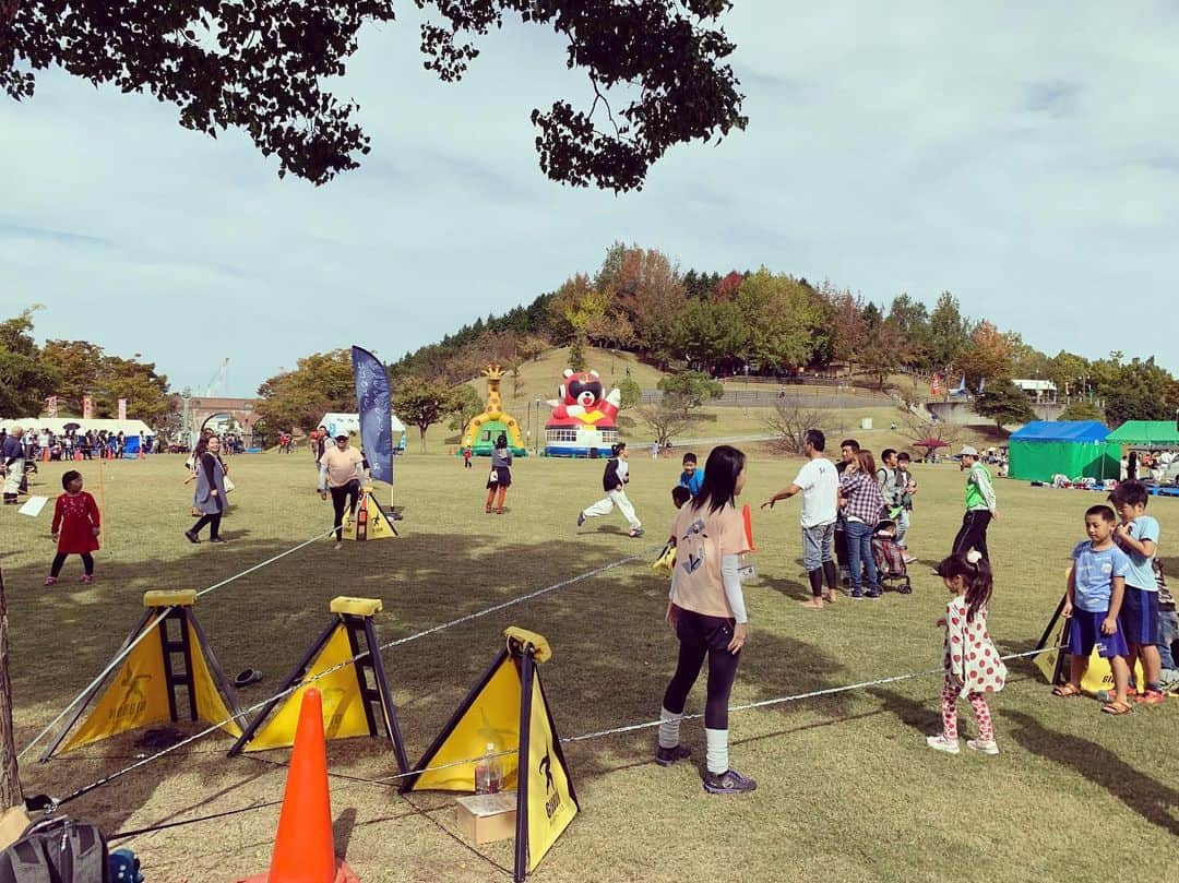 大杉徹さんのインスタグラム写真 - (大杉徹Instagram)「おおにしフェスタ！ 今治市、藤山健康文化センターで、スラックラインの体験会を開催中！ スラックアンカーで樹木が無くても簡単に設置が！超便利！お買い求めはwww.slackline-research.comにて！  #スラックアンカー #スラックラインリサーチ #スラックライン」10月20日 10時51分 - toru_gappai_osugi