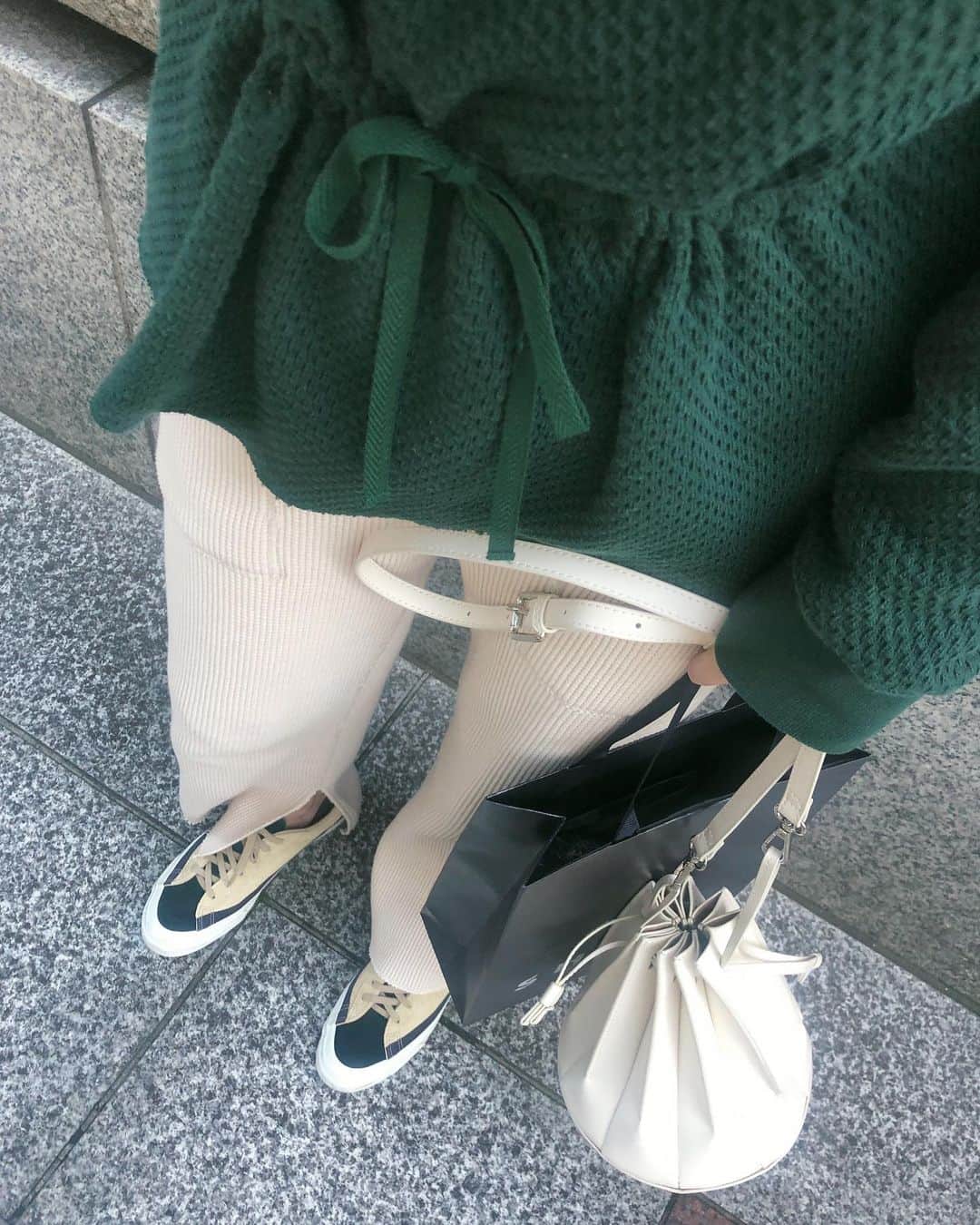 のインスタグラム：「top: #my_1ldk pants: #pheeny shoes: #asahishoes  bag: #levernis  上下ワッフル素材？というのかな？ってぎりぎりだよな？際どいかな？と思いつつ着心地良すぎてソーアーバンな街にも繰り出してしまうよ、、」
