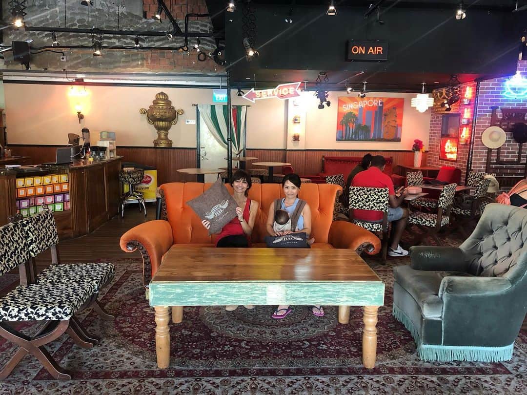 橋本麻里衣のインスタグラム：「F.R.I.E.N.D.S..☺︎ ＊ ＊ クラークキーにある海外ドラマ フレンズのカフェ、Central Peak ～F.R.I.E.N.D.S Theme Cafe～❤︎ ＊ 海外ドラマ『フレンズ』に登場するあのカフェで、店内はドラマの内装が再現されています。 フォトジェニックな撮影スポットがたくさんあって、コーヒーも美味しいしcoffee workshopなんかもやっています◎ ＊ 駅から少し離れているからかいつも空いている穴場的カフェですが、ドラマで主人公たちが座っているソファー席はとても人気なので予約していくのがおすすめです☺︎❤︎ ＊ #BFF#20yearsfriendship#sisters#singaporelife#sglocallife#lifeinsingapore#シンガポールライフ#シンガポール生活#シンガポール在住#シンガポール観光#インスタ映え#海外ドラマ好き#フレンズ#フレンズカフェ#シンガポール子育て#男の子のママ#生後9ヶ月#3歳9ヶ月#二児ママ#ご近所コーデ#ブラトップ：#eka @ekalosangelesjapan (CB020013)#ビーサンコーデ ☺︎」
