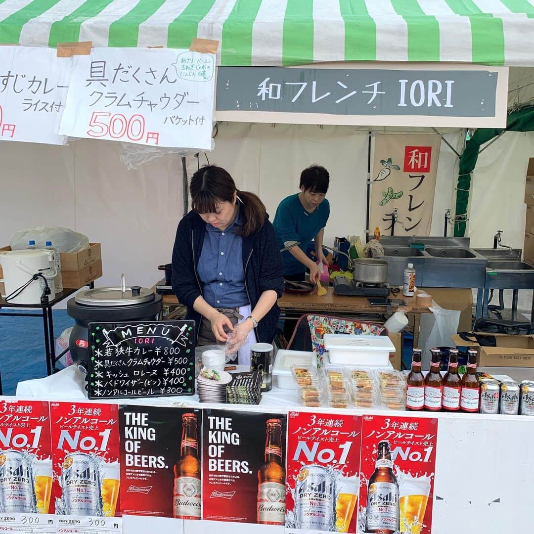 SUNDAY MOUNTAINさんのインスタグラム写真 - (SUNDAY MOUNTAINInstagram)「【フードショップのご紹介 - キャンプオブワンダー2019 】 * ■ キャンプオブワンダー2019 沢山の美味しいフードがお待ちしておりますので、是非会場におこしください〜 * * 【 各コンテンツのご紹介 】 * ■アウトドア用品フリーマーケット １１：００〜１６：００ 事前募集でご応募いただいた、一般の方によるフリマです。 * ■アウトドアビンゴ 景品総額なんと１００万円？！ １２：００〜１３：００ THE GATE で使える１０万円分の商品券や、 snowpeak, ogawa, HILLEBERG等の豪華テントが当たる？！ * ■インスタハッシュタグキャンペーン １０：００〜１７：００ 会場の写真を撮影し #campofwonderのハッシュタグをつけて応募しよう！ スノーピークのテントなど豪華景品が当たりますよ〜 * ■MUSIC LIVE * ［国府達矢］ １４：００〜１４：４５ アルバム「ロック転生」が、七尾旅人の「911 FANTASIA」に 大きな影響を与えるなど、他アーティストからの支持も熱い。 またSalyuへの楽曲提供も行うなど、活動は多岐にわたる。 アルバム「ロックブッダ」は、昨年国内外のベストアルバムに。 今年９月にはアルバムを２枚の同時リリースしている。 * ［ビューティフルハミングバード］ １６：００〜１６：４５ のびやかさやあたたかさ、透明さや力強さを合わせ持つ声と、 しなやかなアコギの音色が、独自の世界をつくり出す。 NHKみんなのうた、おかあさんといっしょ に楽曲を提供。 ドラマのエンディングやCMソングなども手がけている。 さまざまなクリエイターからの信頼も厚いユニット。 * * 【 シャトルバスを運行しております！ 】 ■ 本日は駐車場の混雑が予想されるため、シャトルバスの方をご用意しております。是非みなさま、お友達やご家族をお誘い合わせの上ご利用ください。なお各停留所にある駐車場はご利用可能（台数制限あり）ですのでご活用ください。各停留所の駐車数はカッコの中に表示しています。尚満車の場合はご了承ください。 * 運行時間：10:33〜17:20 * ・福井県工業技術センター（100台） ・坂井市役所 春江支所（30台） ・えち鉄 太郎丸エンゼルランド駅（56台） ・ 春江農業協同組合 本店（70台） ※20日（日）のみ ・ゆりの里公園（春江北保育所）※停留所に駐車場はありません ■ Camp of Wonder2019(キャンプオブワンダー) 開催日時 日時：2019年10月19日(土)・20日(日) 場所：ゆりの里公園（福井県坂井市春江町石塚21-2-3） 時間： 11:00〜17:00（両日とも） * * #THEGATEbySUNDAYMOUNTAIN #sundaymountain #サンデーマウンテン #アウトドアイベント #北陸アウトドア #アウトドア #登山初心者 #キャンプ初心者 #campofwonder #キャンプオブワンダー #cow2019Brands #フリーマーケット ＃アウトドアギア #国府達矢 #ビューティフルハミングバード #炭火ステーキキッチン&バル #板長バル #イルスイート大和田 #寄鳥味鳥商店 #ブシェリ片町 #水色食堂 #和フレンチ IORI #Boulangerie Teto #L'ESSENTIEL」10月20日 11時03分 - sundaymountain