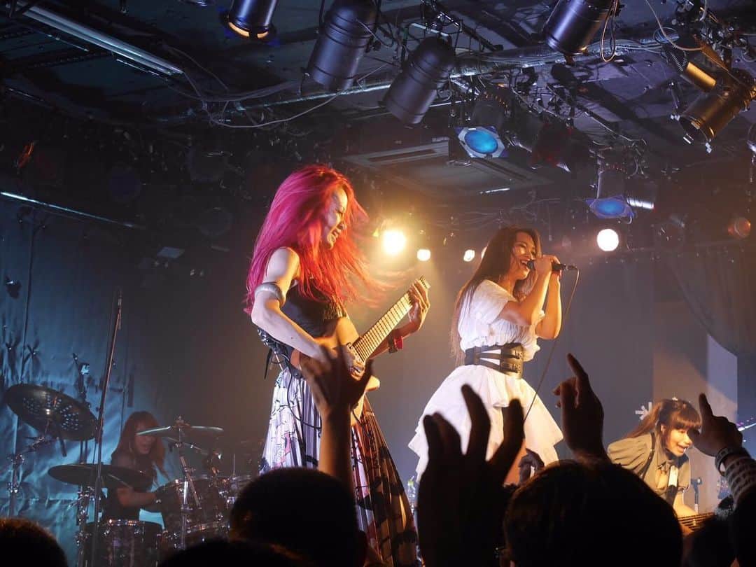 R!Nのインスタグラム：「高松MONSTAR ！ ありがとうございました😊  四国パワーすごい！ めちゃくちゃ暖かくて熱かった🔥 みんなの顔がすごく優しくて、 のびのびと歌うことができました。  ライブ写真の私、凄く楽しそう。笑  41公演目が終わり、今日は徳島！ 今日も燃えるぜ  #Aldious #アルディアス #ringemie #aldiousrin #香川 #高松 #高松monstar」