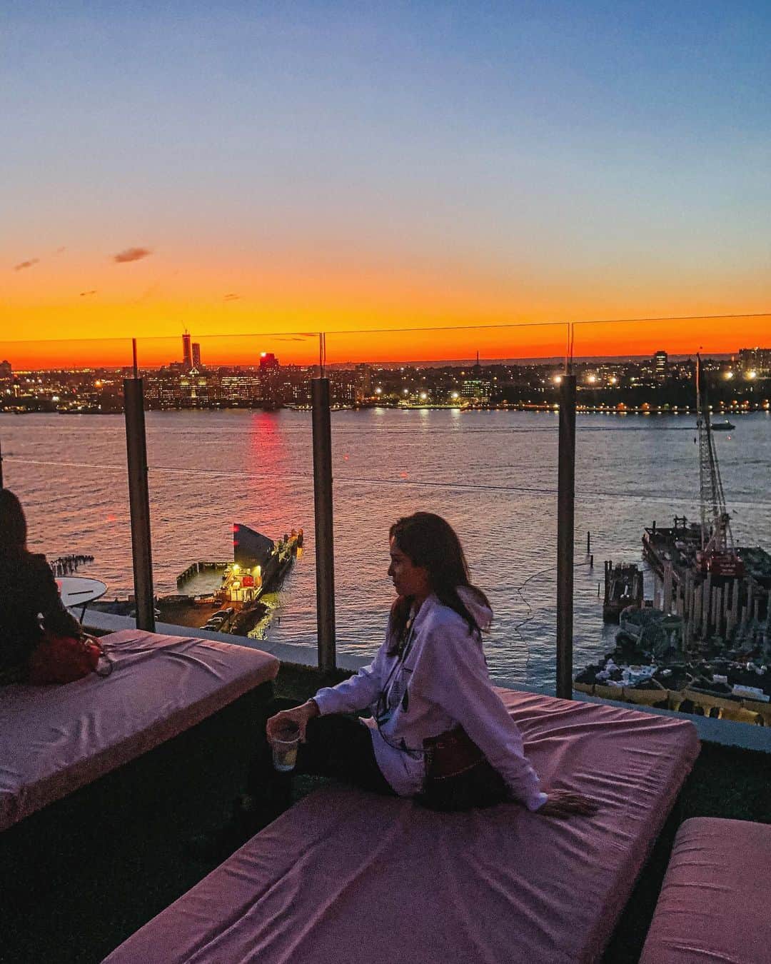 ケリーさんのインスタグラム写真 - (ケリーInstagram)「マンハッタンを見ながら サンセットを楽しめる ルーフトップバー🍸🗽🇺🇸❤️ ・ Watching the sunset and the view of Manhattan city from  @thestandard rooftop bar🗽🎉🇺🇸🍸 ・ #nyc#newyork#manhattan#rooftop#thestandardhotel#ニューヨーク#サンセットフォト」10月20日 11時14分 - kellymisawa
