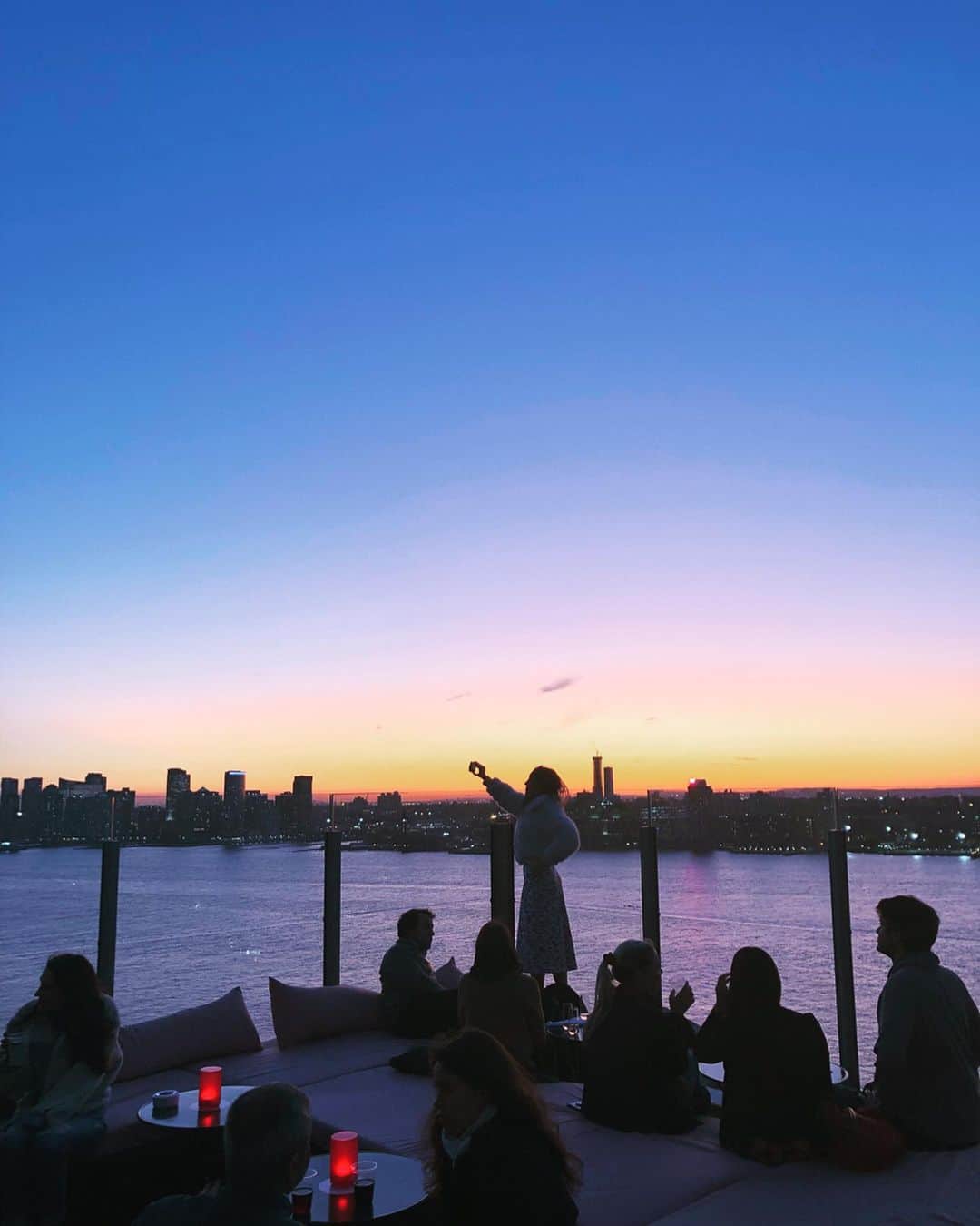 ケリーさんのインスタグラム写真 - (ケリーInstagram)「マンハッタンを見ながら サンセットを楽しめる ルーフトップバー🍸🗽🇺🇸❤️ ・ Watching the sunset and the view of Manhattan city from  @thestandard rooftop bar🗽🎉🇺🇸🍸 ・ #nyc#newyork#manhattan#rooftop#thestandardhotel#ニューヨーク#サンセットフォト」10月20日 11時14分 - kellymisawa