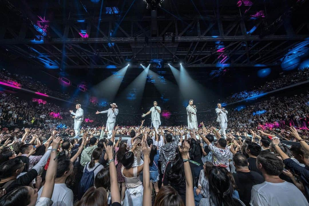 backstreetboysさんのインスタグラム写真 - (backstreetboysInstagram)「It was an absolute pleasure singing for you Macau 🇲🇴🖤 #BSBMAC #DNAWorldTour」10月20日 11時14分 - backstreetboys