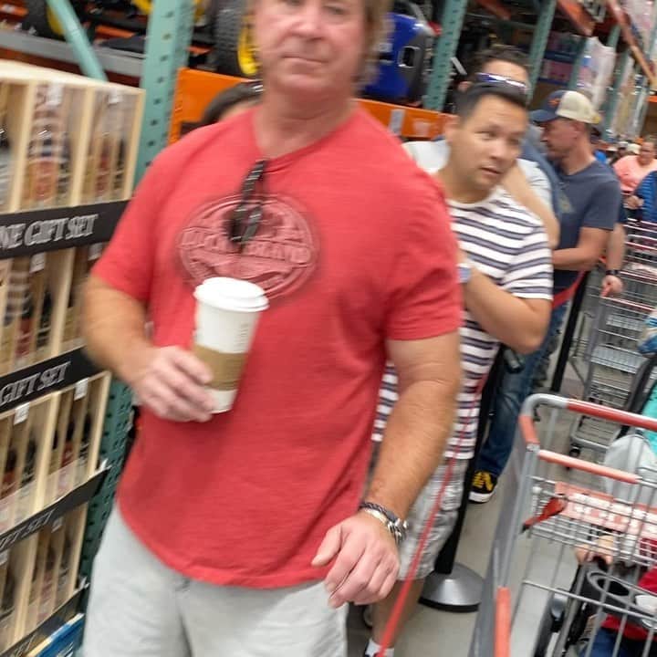 ディーン・ノリスのインスタグラム：「Long lines!  Sold out entire stock of Schraderbrau in all NM Costco’s in 3 hours!! Wow. Thanks. Will have lots more coming! @schraderbrau_bb @figmtnbrew」