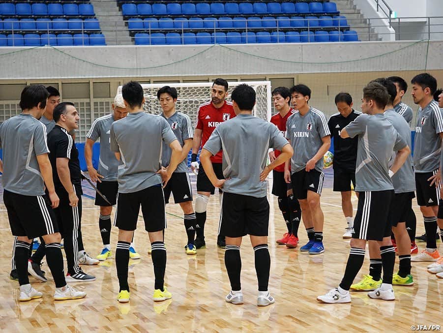 日本サッカー協会さんのインスタグラム写真 - (日本サッカー協会Instagram)「#フットサル日本代表　AFCフットサル選手権トルクメニスタン2020予選に向けて直前キャンプをスタート ・ 10月22日より開催されるAFCフットサル選手権トルクメニスタン2020予選に向けてフットサル日本代表が直前キャンプを開始しました。チームは10月15日、立川に集合し、アリーナ立川立飛にて2日間のトレーニングを実施しました。前日までリーグ戦に出場していた選手も多く、初日はリカバリーを中心としたメニューをこなしました。2日目はセットプレーやチーム戦術の確認を行い、最後は紅白戦を実施して国内での直前キャンプを終えました。 ・ 🏆AFCフットサル選手権トルクメニスタン2020予選-東地区- 10月22日(火)	13:00	第1戦 vsフットサルマカオ代表🇲🇴 10月24日(木)	13:00	第2戦 vsフットサル韓国代表🇰🇷 #jfa #daihyo」10月20日 11時44分 - japanfootballassociation