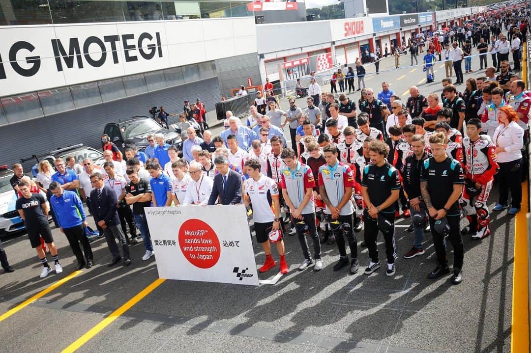 MotoGPさんのインスタグラム写真 - (MotoGPInstagram)「#MotoGP sends love and strength to all of those affected by #TyphoonHagibis ♥️ // The paddock paused for a minute's silence this morning ahead of the #JapaneseGP 🇯🇵 races.」10月20日 11時40分 - motogp