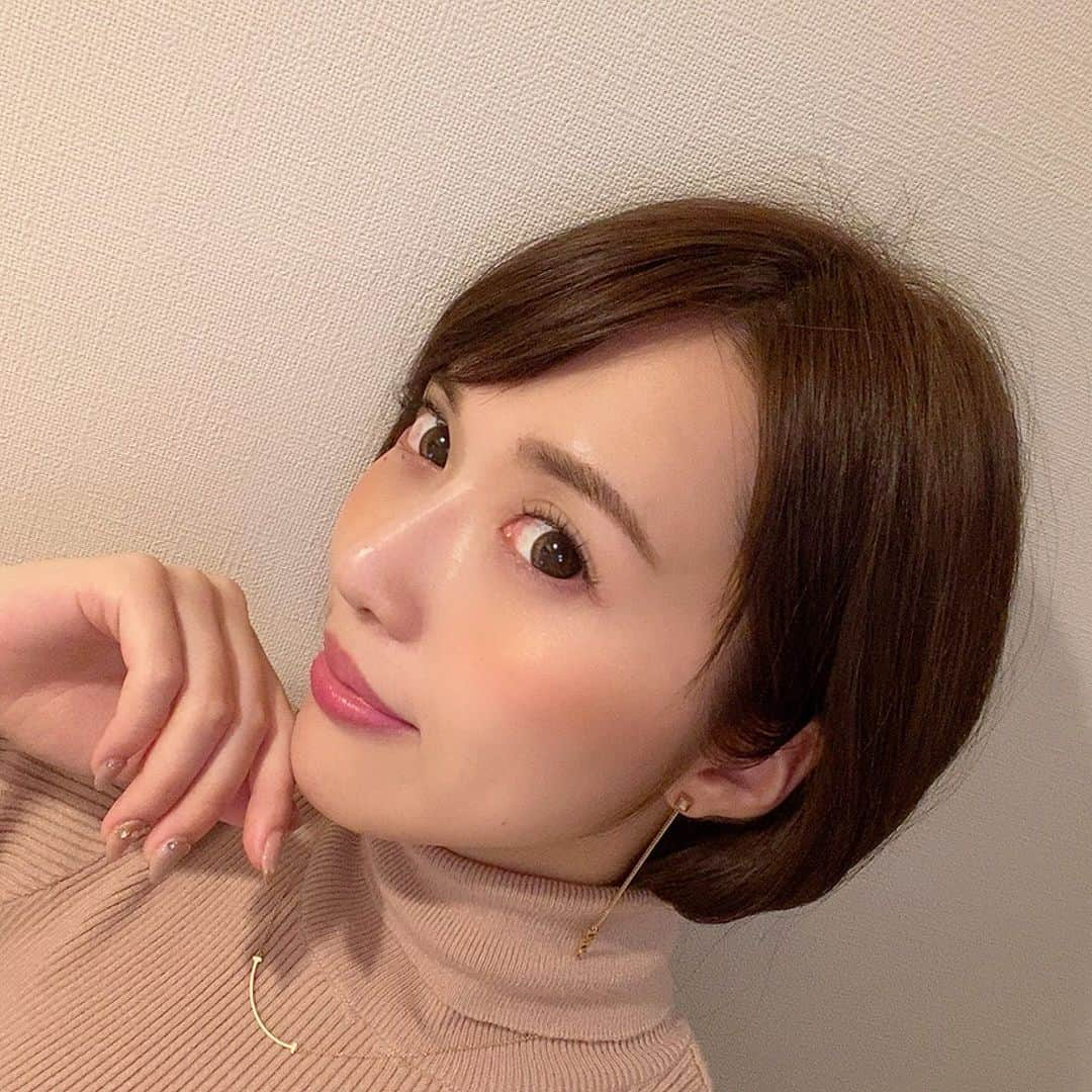 岡英里さんのインスタグラム写真 - (岡英里Instagram)「またラニコン　@lanicon.karakon で新しい色試してみたんだけど、これかなりいい✨ . . 【1年】ラニコン HoliCat（ブラウン） . . ナチュラルに盛れるブラウン系では理想の大きさのカラコン💓 . . 日常使いで毎日可愛くなれる使いやすいカラーだよ💕 . . #カラコン #カラーコンタクト #ラニコン #1年 #送料無料　#lanicon #holicat #ナチュラル #お目目くりくり #盛れる #盛れるカラコン #ブラウン #ブラウンメイク #ブラウンニット #秋 #ショートカット女子 #ショートカット風 #アラサー #アラサーファッション #ファッション #japapnese #instagood #follow #followｍe」10月20日 11時41分 - okaeri0424