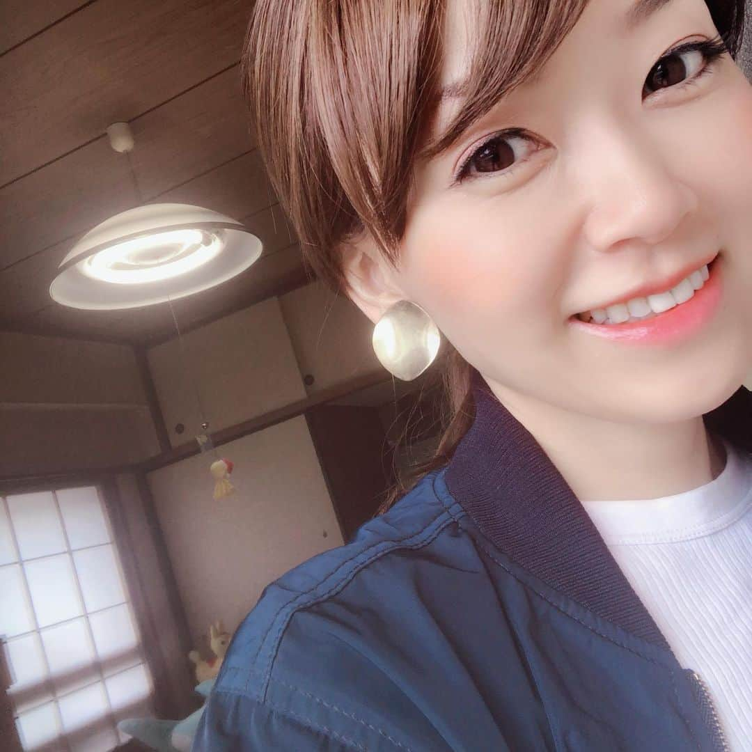 岡部玲子さんのインスタグラム写真 - (岡部玲子Instagram)「久しぶりに実家に来たんですけど、この昭和感よ🤣 生まれてから30歳までずっと住んでいた家なのに、古すぎて落ち着かない🤣  さてー、菊花賞もそろそろ決めないとな‼️ #岡部玲子 #子育て #主婦 #アラフォーママ #タレント #レポーター #40代 #キャスター #アナウンサー #競馬キャスター #女子アナ #フリーアナウンサー #元アイドル #昭和54年生まれ #夏女 #実家 #昭和感 #菊花賞 #mama #talent #reporter #instagood #f4f #japan #japanese #smile #love #hometown #tokyo」10月20日 11時53分 - reiko_okabe