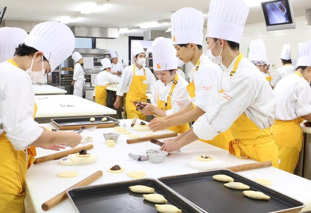 神戸製菓専門学校（公式）さんのインスタグラム写真 - (神戸製菓専門学校（公式）Instagram)「🌈製パン本科🌈（昼1年制）🥐 神戸製菓の #製パン本科 は関西唯一、1年間でプロのパン職人に直結したスキルを身につけられる学科🍞  先日は #ダンマルシェ （株式会社中市大福堂）の中市先生による特別講義が行われました😆🍞 この日は全粒粉天然酵母を使った #ぶどうパン 、 #クリームパン 、#チョコパン 、#メロンパン 、#あんぱん の5種類を作りました✨  応用で学校の授業で使うレシピとは違うレシピに挑戦したり、現場での作業方法や心構えなども教わり、貴重な時間でした🍞😌 #神戸製菓 #製パン本科 #ダンマルシェ  #パン #パン屋巡り #パン作り #パン好き #パン好きな人と繋がりたい #パン活 #パンのある暮らし #おうちパン #カフェ #パン職人 #ブーランジェ #食パン #食パン専門店 #神戸 #神戸パン #pattistagram2019」10月20日 12時01分 - kobeseika_info