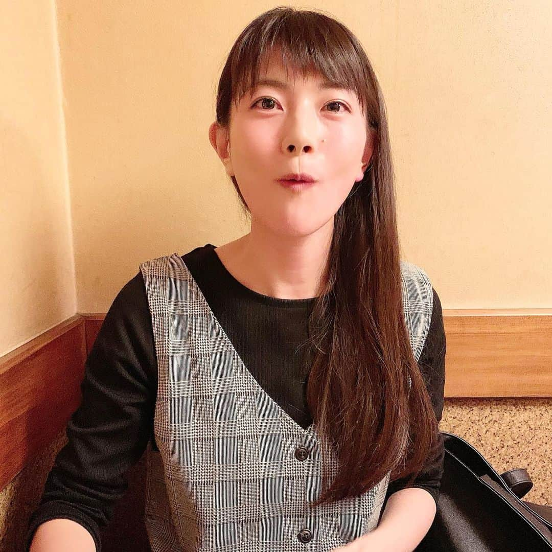 渡部瑞貴さんのインスタグラム写真 - (渡部瑞貴Instagram)「舞台の帰りは、ワカコ酒でもお馴染み、魚貞へ🍻 大将（2枚目)にも会えたし、ワカココーナーも作ってくれていて、すごく嬉しかった！（私のサインも置かせてもらってるよ笑)  ここ本当に美味しいお料理なんです(；ω；)ワカコの気持ちが分かるわー プシュー！！笑 皆様も是非♪  #幡ヶ谷#魚貞#ワカコ酒#居酒屋#お料理#くじら#美味しい#アベちゃん#くつろぎ#お酒#プシュー」10月20日 11時54分 - watanabemizuki_official