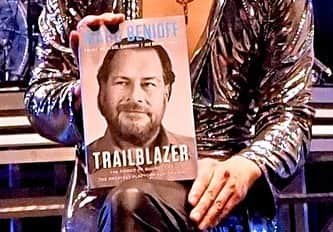 YOSHIKIさんのインスタグラム写真 - (YOSHIKIInstagram)「One of my best friends #MarcBenioff just released an amazing book! I've been reading during rehearsals.  #trailblazerbook https://www.salesforce.com/trailblazerbook/」10月20日 11時57分 - yoshikiofficial