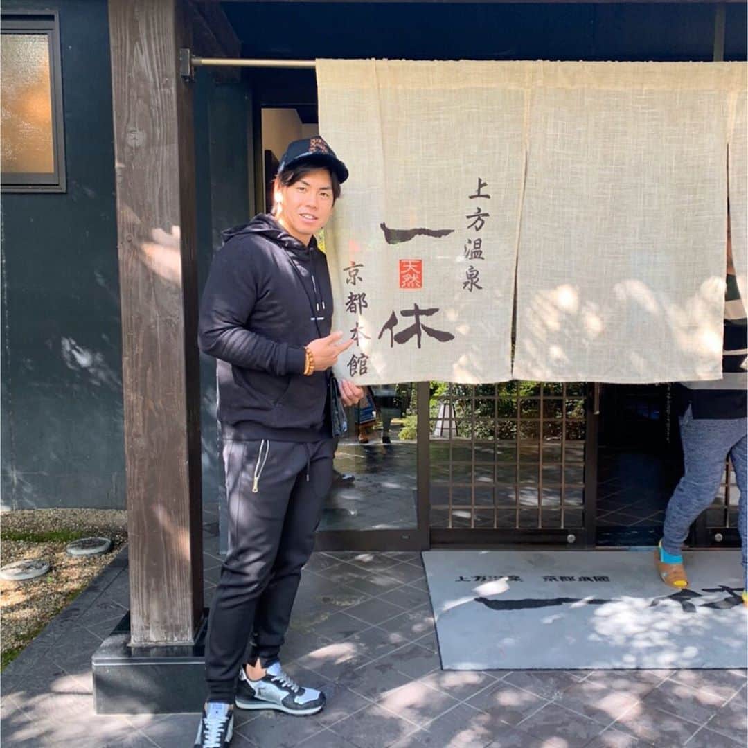 梅野隆太郎さんのインスタグラム写真 - (梅野隆太郎Instagram)「シーズンを終えリフレッシュしに京都の上方温泉一休に行ってきました。温泉にゆっくりつかりフェイシャルマッサージをしてきました！ 最高によかったです。おススメです  今シーズン1年間応援ありがとうございました！ チームとしては優勝することができませんでしたが最後の6連勝からクライマックスシリーズまでとてもいい経験する事ができました！ 個人的にはサイクル安打、補殺日本新記録を達成し、記録を残せたシーズンになりました！ 来年は今年以上の成績を残せるように！ またチームとして優勝できるように頑張っていきますので熱いご声援のほどよろしくお願いします！  #感謝 #みなさんのお陰で新記録達成 #応援ありがとう #来年もがんばる #リフレッシュ #上方温泉一休 #サウナ #サウナを好きをサウナー #フェイシャルマッサージ #最高 #お疲れ様でした」10月20日 12時00分 - ryutaro_umeno_official