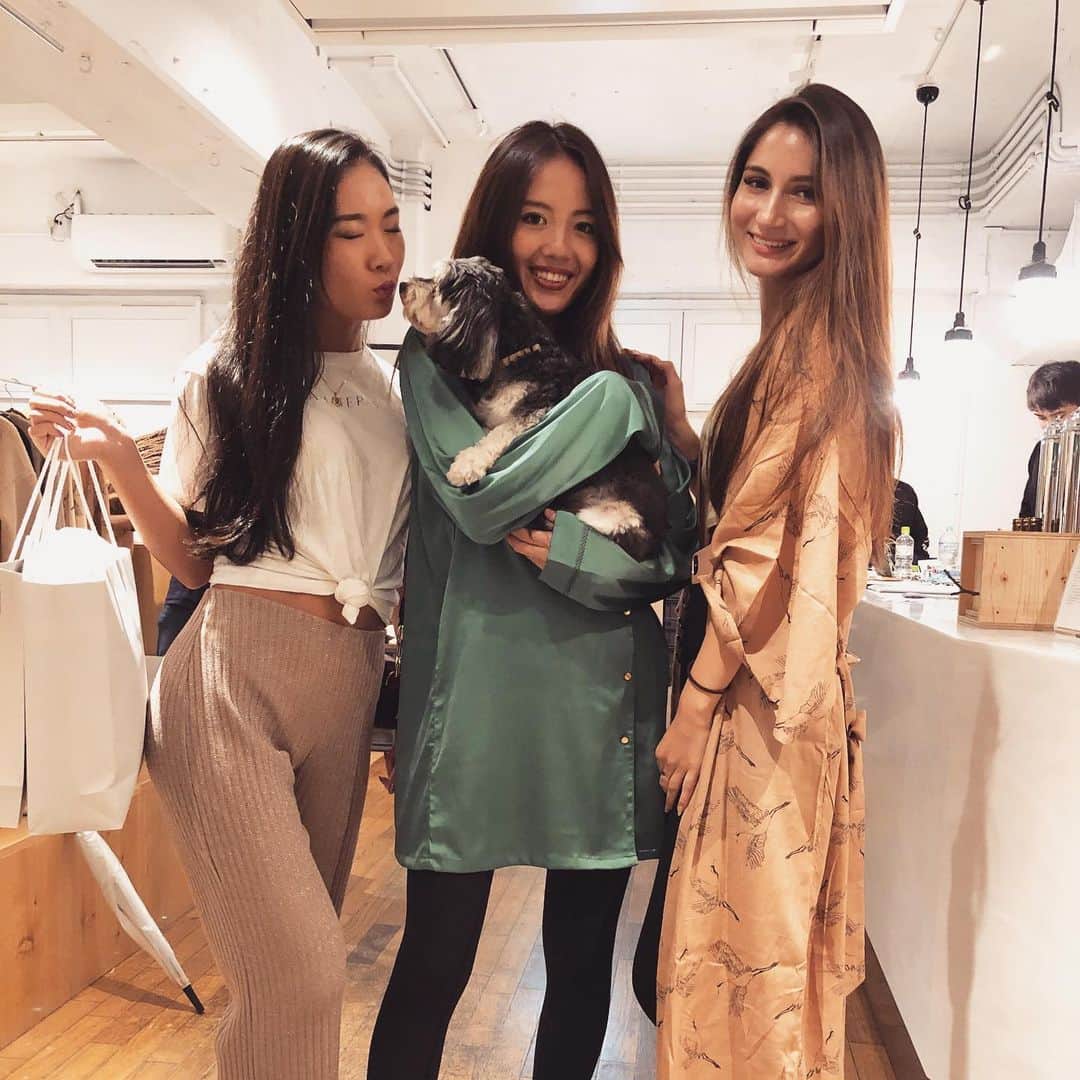 のインスタグラム：「@amaterasjapan のPOP UPにいってきたよ🌸 新作も沢山あって可愛かった😍✨ 絶対欲しいと思ってたセットアップと、その他もいくつかGET🛍 最初の頃から比べて、触り心地とか質感も良くなってて本当に良いものがどんどん作られてると思った！ ごんちゃんも美女たちに囲まれてデレデレ🐶☺️💕笑 . @reikoofficial ありがとう💜 #amaterasjapan #ナイトウェア #ローブ #おしゃれ #洋服 #アパレル #ショッピング #代官山 #渋谷 #東京」