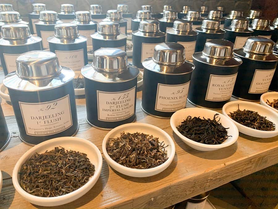 早川茉希さんのインスタグラム写真 - (早川茉希Instagram)「📍Bellocq Tea Atelier☕️ ・ やっと行けたBrooklynにあるティーアトリエ💜  シカゴのお菓子教室でハルコ先生 @ecole_chez_haru  が出してくれる紅茶がすごく美味しくて✨ Bellocqの紅茶だと教えてくれました☺️💕 ・ それからずっと行きたかったアトリエ😍 Tiffanyの#ブルーボックスカフェ で提供されている紅茶も、 こちらのものなのだとか💚  ハルコ先生おすすめの フルーツ系のNo.40 Charleston、 English breakfastのNo.01 Bellocq breakfast  を購入しました💓  奥のソファー席もとっても可愛くて 心ときめく空間でした🌿  #bellocq #bellocqtea #tea #brooklyn #teaatelier #ny #ブルックリン #紅茶 #ティーアトリエ #ニューヨーク生活 #アメリカ暮らし #特別感のある紅茶」10月20日 12時17分 - maki_hayakawa
