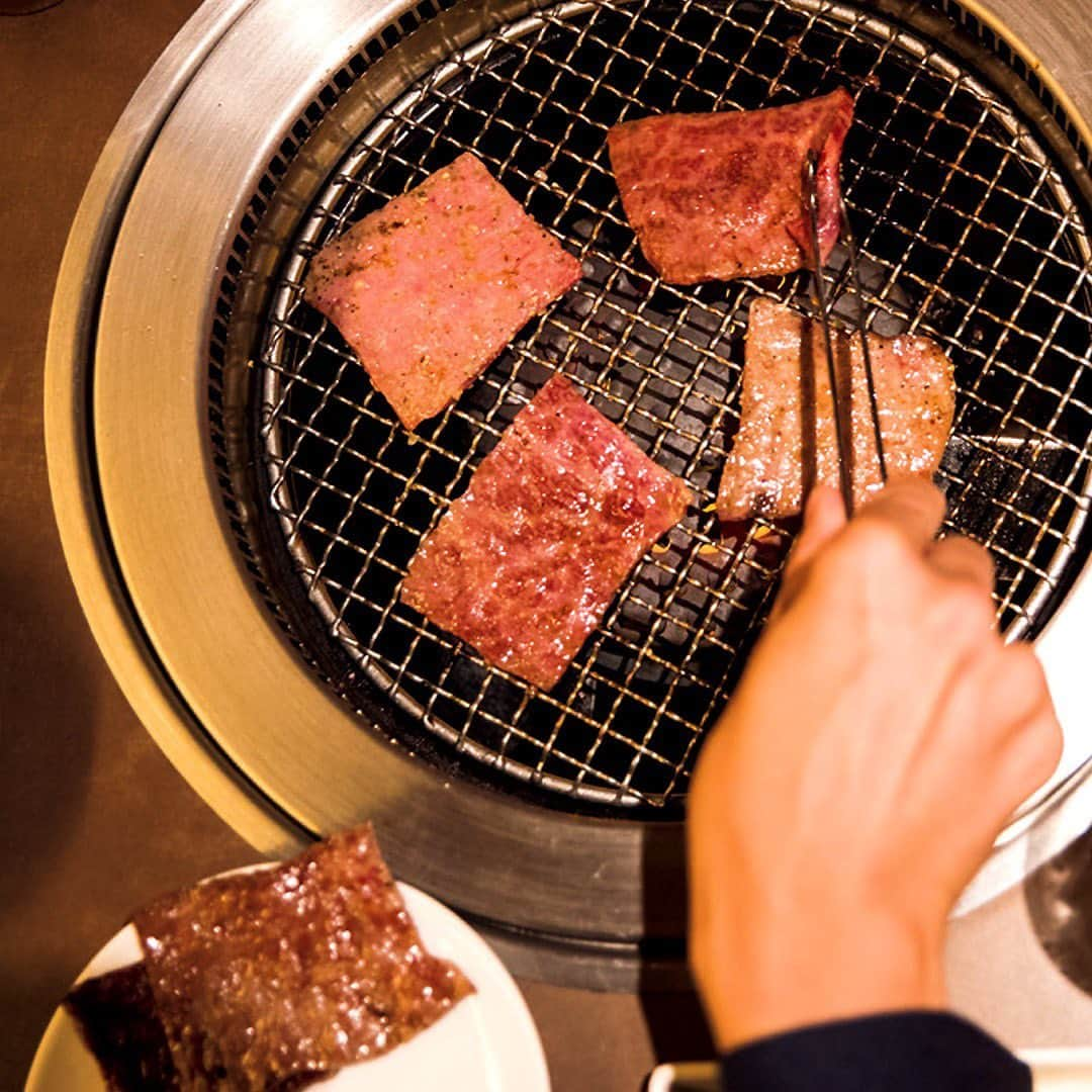 東京カレンダーさんのインスタグラム写真 - (東京カレンダーInstagram)「シャリシャリ食感のスープって？ハワイ好きの間で一目置かれている、個性派冷麺とは . 今年1月、ハワイでおなじみの焼肉店が日本に上陸した。『焼肉 冷麺ユッチャン。』の名物は、コクのあるスープと爽やかな麺の喉越しで絶大な支持を受ける「葛冷麺」。 . ハワイ本店と同じく、牛骨を6時間以上煮込んだスープをシャーベット状にし、シャリシャリ食感にしているのが最大の個性。 そのスープはまるで牛肉を噛んでいるかのように肉の味が濃厚で、もちもち食感の葛冷麺によく絡むのもシャーベット状ならでは。 . はじめに和牛の焼肉を堪能して、この葛冷麺で〆れば、次の一週間への活力になること間違いない！ ⠀⠀⠀⠀⠀⠀⠀⠀⠀ 店名 ▷焼肉 冷麺 ユッチャン。 最寄り駅 ▷六本木 ジャンル ▷韓国料理 TEL ▷03-6459-2969 住所 ▷港区六本木 7-17-24 eisu.bldg シチュエーション ▷ デート・友人・女子会・会食 . ー続きは東カレwebまたはアプリにてー ▶︎『　東京カレンダー　冷麺 ユッチャン　』で検索！ . #東京カレンダー #tokyocalendar #東カレ#東カレグルメ#東京グルメ #food #foodie #tokyofood #yummy #instafood#美食 #東京美食#焼肉 #韓国料理 #冷麺 #yakiniku #ハワイ好き」10月20日 12時27分 - tokyocalendar