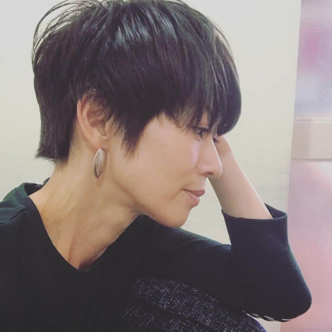 畑野ひろ子のインスタグラム：「ショートヘアにしてから、あっという間の2年。」