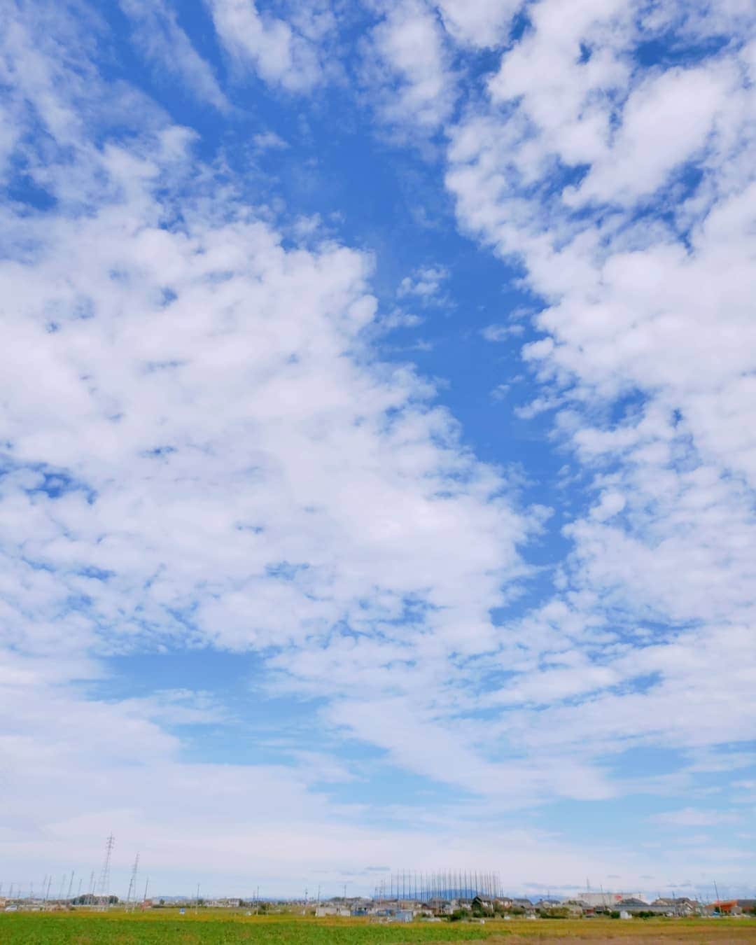鈴木理香子さんのインスタグラム写真 - (鈴木理香子Instagram)「空が高い🌾  いろいろ 晴れるといいな😌  #空 #秋 #愛知 #いろいろ #晴れたらいいな」10月20日 12時29分 - rikako.suzuki