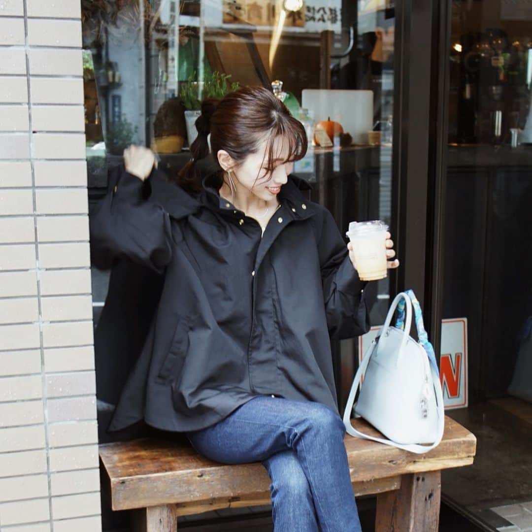 喜田彩子さんのインスタグラム写真 - (喜田彩子Instagram)「﻿ ﻿ 昨日はバスケ観戦へ⛹️‍♂️🏀﻿ ﻿ 雨が降ったり止んだりなお天気で肌寒かったのでEmma Taylorの#ミリタリーフレアフードコート ！﻿ 内側に取り外し可能なボアが付いていて、軽くて暖かい♡﻿ (昨日はボアとりはずしたよ)﻿ ﻿ フードも取り外せるのできれい目な日にもOK✨﻿ 毎年凄く人気のアイテムなのが納得☺️☺️﻿ ﻿ ﻿ ﻿ @stylebar.jp @emmataylor_ny ﻿ #stylebarstyle #2019fw #fashion #outfit #ootd #coordinate #simple  #instagood #mamacode #mom  #basketball #엄마 #패션 #156センチコーデ #sサイズコーデ #お出かけコーデ #秋コーデ #秋冬コーデ #シンプルコーデ #ファッション #コーディネート #コーデ #ママ #ママコーデ #コートコーデ #バスケ #千葉ジェッツ」10月20日 12時31分 - ayacokida