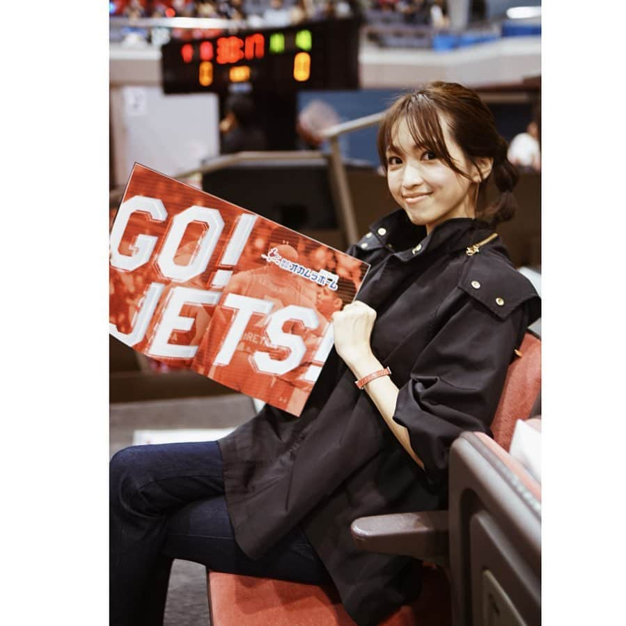 喜田彩子さんのインスタグラム写真 - (喜田彩子Instagram)「﻿ ﻿ 昨日はバスケ観戦へ⛹️‍♂️🏀﻿ ﻿ 雨が降ったり止んだりなお天気で肌寒かったのでEmma Taylorの#ミリタリーフレアフードコート ！﻿ 内側に取り外し可能なボアが付いていて、軽くて暖かい♡﻿ (昨日はボアとりはずしたよ)﻿ ﻿ フードも取り外せるのできれい目な日にもOK✨﻿ 毎年凄く人気のアイテムなのが納得☺️☺️﻿ ﻿ ﻿ ﻿ @stylebar.jp @emmataylor_ny ﻿ #stylebarstyle #2019fw #fashion #outfit #ootd #coordinate #simple  #instagood #mamacode #mom  #basketball #엄마 #패션 #156センチコーデ #sサイズコーデ #お出かけコーデ #秋コーデ #秋冬コーデ #シンプルコーデ #ファッション #コーディネート #コーデ #ママ #ママコーデ #コートコーデ #バスケ #千葉ジェッツ」10月20日 12時31分 - ayacokida