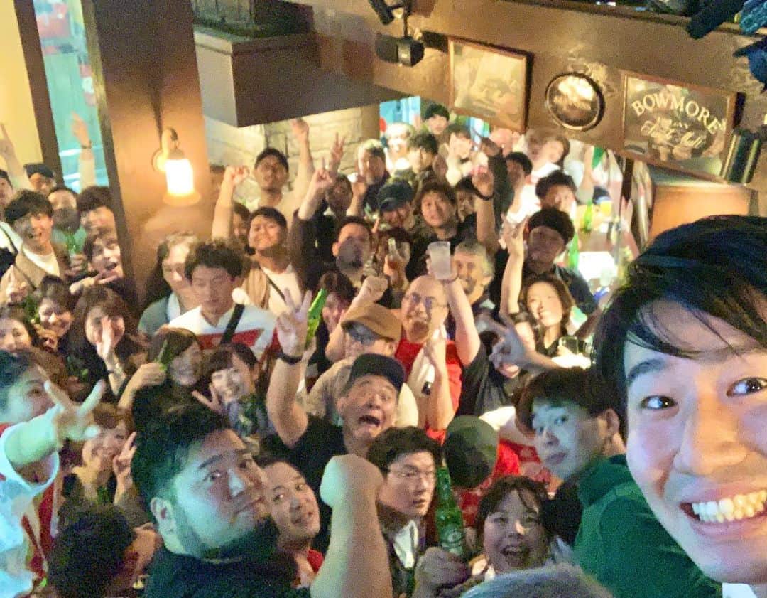 福田太郎さんのインスタグラム写真 - (福田太郎Instagram)「🏉 ありがとう！ラグビー日本代表🇯🇵 強かった！かっこよかった！感動しました！  史上初の決勝トーナメント。 強豪南アフリカ相手に戦い抜きました😂  札幌の街中も大盛り上がり🍄🥤 古くからのファンも、日本大会でファンになった人も みんなで #ビクトリーロード を歌って #ワンチーム に！ すっかりラグビーが好きになりました。 ありがとう！ラグビー！日本代表！  #ラグビー #rwc2019  あすの #イチモニ！#イチオシ‼︎でお伝えします！！！ #brianbrew のスタッフ、お客さん、#ニコーリフレ  取材へのご協力、ありがとうございました🍻 試合後も #ノーサイド の精神で 両チームの健闘を拍手で称え合う👏  #ラグビー日本代表 #リーチマイケル 選手 #漢気 💪 #ラグビーワールドカップ2019  ここからの世界最高峰の試合も見逃せませぬ。」10月20日 23時32分 - htb_tarofukuda