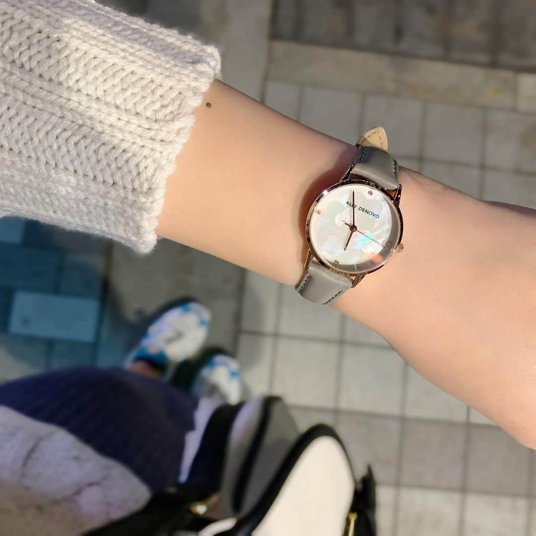 mss713のインスタグラム：「最近お気に入りの時計⌚︎💕 * * * @allydenovo_japan  クローバー🍀モチーフのパール文字盤に一目惚れした💕 さりげない存在感がかわいい(*´﹃｀*)💕 * *  #allydenovo #allydenovo_japan #アリーデノヴォ  #時計　#腕時計　#Watch #⌚︎ #NIKE  #ootd #outfit #code #coordinate #style #stylepoint #instafashion #instagood #instalike #ファッション #コーディネート　 #プチプラコーデ #今日の服 #今日のコーデ  #ママコーデ #mamagirl_sugotoku」