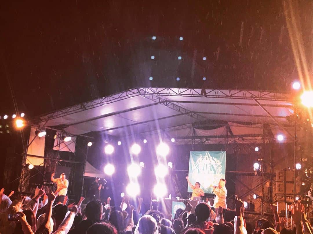 YASUのインスタグラム：「今日は久々の石垣島〜^ ^ IG ISLAND FES2019で歌わせてもらいました！ あいにくの雨でしたけどみんなステージ前まで来てくれて一緒に歌ってくれて嬉しかった〜！ ありがとねー♪( ´▽｀) #d51 #石垣島 #igislandfes2019 #雨だけど #楽しかった #あざっした」