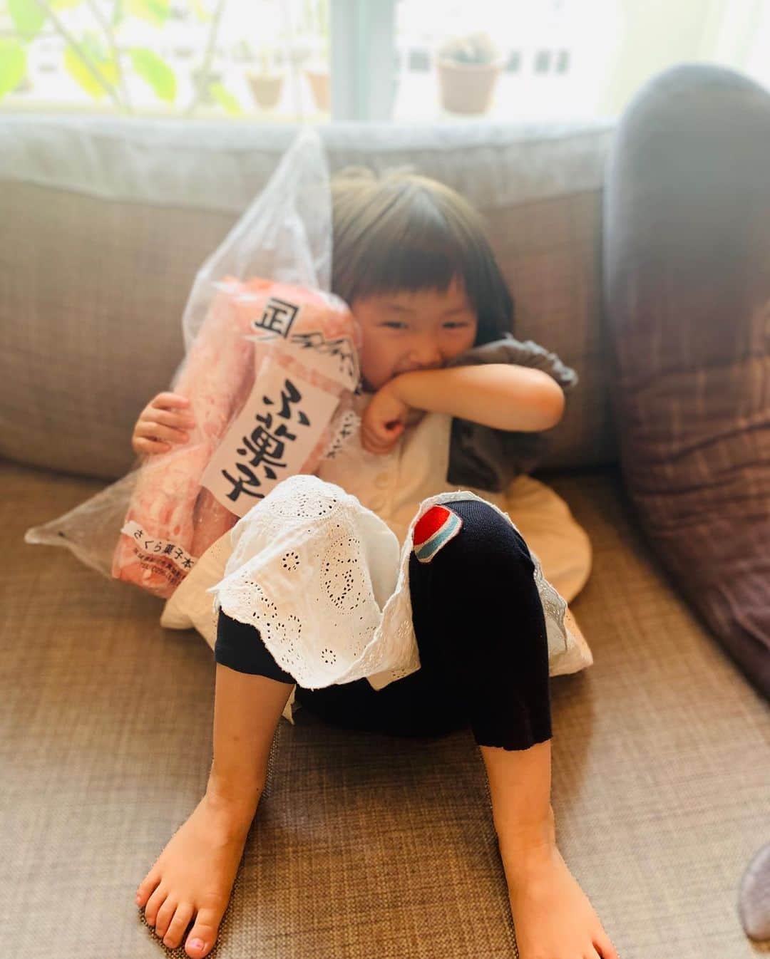 坂本美雨さんのインスタグラム写真 - (坂本美雨Instagram)「抱きしめてたべてる #ふ菓子 #今日のなまこちゃん #さくら棒」10月20日 21時57分 - miu_sakamoto