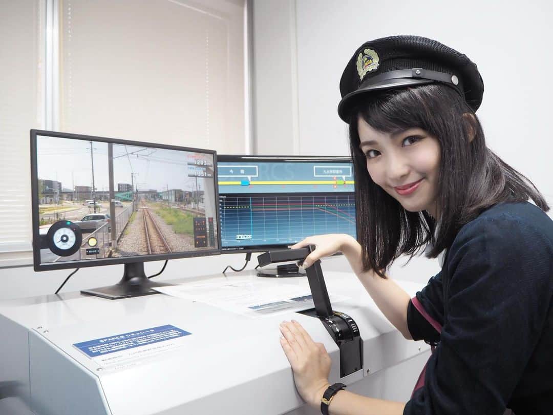伊藤桃さんのインスタグラム写真 - (伊藤桃Instagram)「#日本信号 さんの#鉄道まつり  レポートパート2♡ 今回はただただ楽しんでいる私写真で失礼します🤳 🚦 鉄道まつりにはいろんな体験できるスペースがいっぱい！ 2枚目: お外にはミニSLが！汽笛の音がよきでした、、、。 子供達にまじり超ご機嫌なわたし。笑笑 3枚目: なりきり運転士コーナーでは、運転台に座ってジオラマを運転することが✨ 運転士気分になれちゃいます♡ 4枚目: もちろんシミュレーターも！ 二台あって、一台はSPARKSという日本信号さんが新しく開発した制御装置を体験することができました😊✨ 🚦 5枚目: 広大なスペースにあるプラレールコーナーではたっくさんの子供たちが遊んでました♡ 写真は許可をいただいてインタビューさせていただいたお母さんと赤ちゃん👶 プラレールに夢中でかわいかったー！ 🚦 他にも子供が楽しめるようなコーナーもたくさん！ 6枚目: ICカードのタッチするとこなどさまざまな鉄道部品が組み込まれてるこちらの可愛いロボットはペーパークラフト！ ペーパークラフト体験コーナーや 7枚目: ジオラマコーナー 8枚目: 視聴覚障害者の方がより暮らしやすい信号、システムというものに力を入れているそうで盲導犬と触れられるコーナーも。 ハーネスを外しているので触れられることができるのです☺︎ 🚦 9枚目10枚目 そして会場では様々なトークショーが。 私もドキドキながら立たせていただきました！ 一人で40分、パワポを使いながらみなさんの前でお話をするのはさながら研究発表の気持ちでした。笑笑 三陸鉄道、そして大船渡線気仙沼線について。 行ってみたいと思っていただけたらうれしいなあ、、、 必死な40分でした。笑笑 🚦 楽しんでいる様子、伝わったでしょうか？☺︎ 他にも駅弁がなんと500円で販売してたり、日本信号さんの来場者の方に楽しんでほしいというおもてなしの心がかんじられる素敵なイベントでした♡ 来てくださった方、ありがとうございましたー(^^)✨ #railfan  #railfans_of_instagram  #railfan_features  #railfan」10月20日 21時58分 - itomomo_tetsu