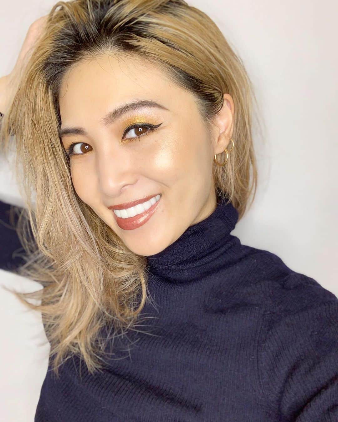のインスタグラム：「@bobbibrownjapan  BB HOLIDAY 1ST WAVE💎✨ その名の通りLuxeなアイテムばかり♡ ゴールド贅沢使いのメイクしてみました✨✨✨ グリッターやシマーやメタリック、好きなもの全部詰め込んであるコレクション🥰 見てるだけでも幸せなキラキラ✨ #bobbibrown #bobbibrownjapan #holiday2019 #trend #makeup #glitter #shimmer #metalic #gold #cosmetics #beauty #コスメ」