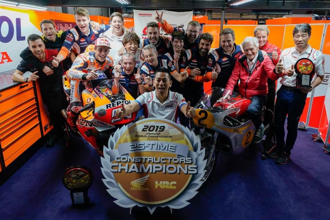 MotoGPさんのインスタグラム写真 - (MotoGPInstagram)「Celebrating Honda's 2⃣0⃣1⃣9⃣ #MotoGP Constructors World title with their first World Champion Jim Redman and the reigning one @marcmarquez93 👏🏆 // #JapaneseGP 🇯🇵」10月20日 22時00分 - motogp