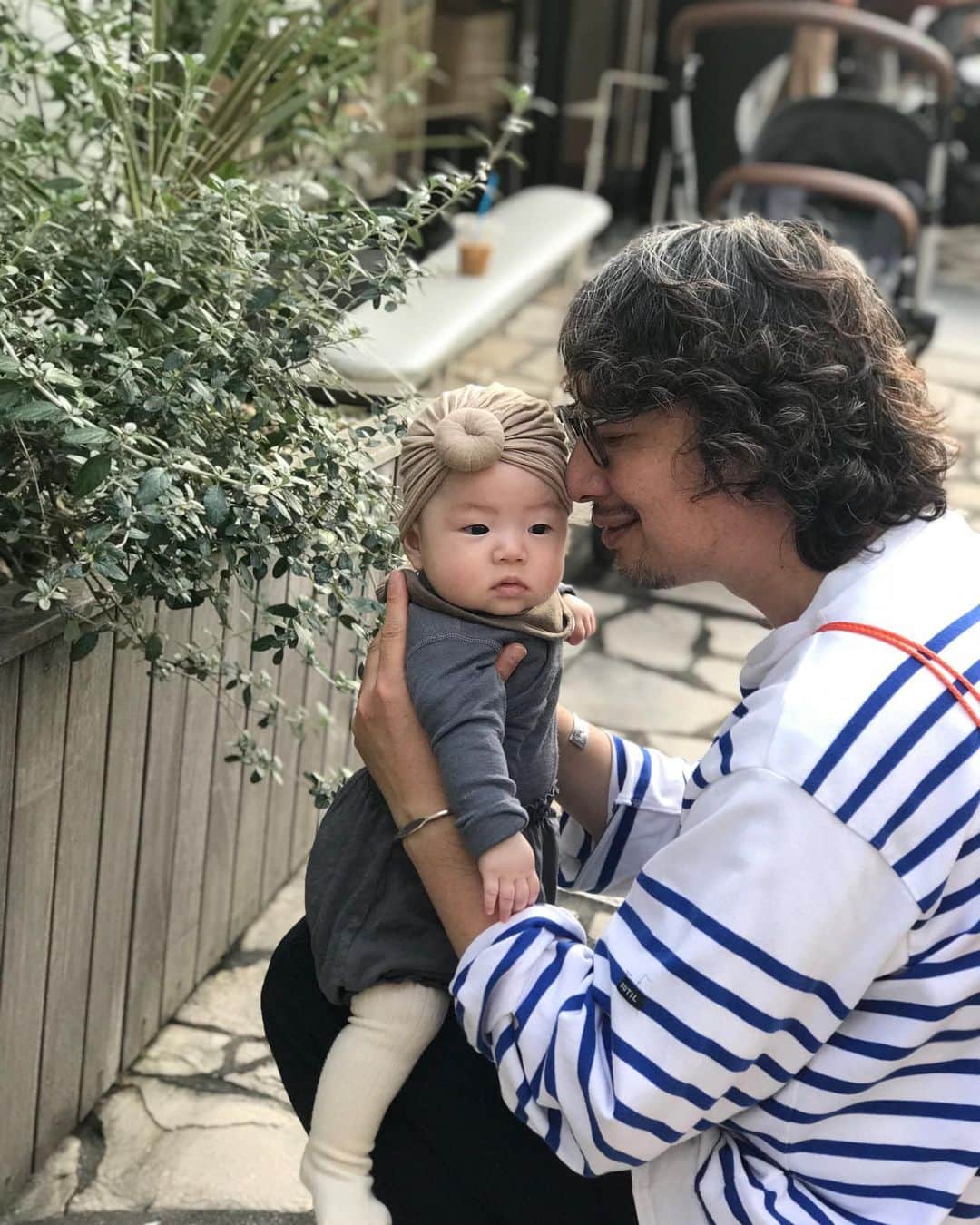 濱中鮎子のインスタグラム：「ソフトクリームを貪る母さんをよそにいちゃいちゃしていた。🍦 #お嬢と父さん #無表情😂」