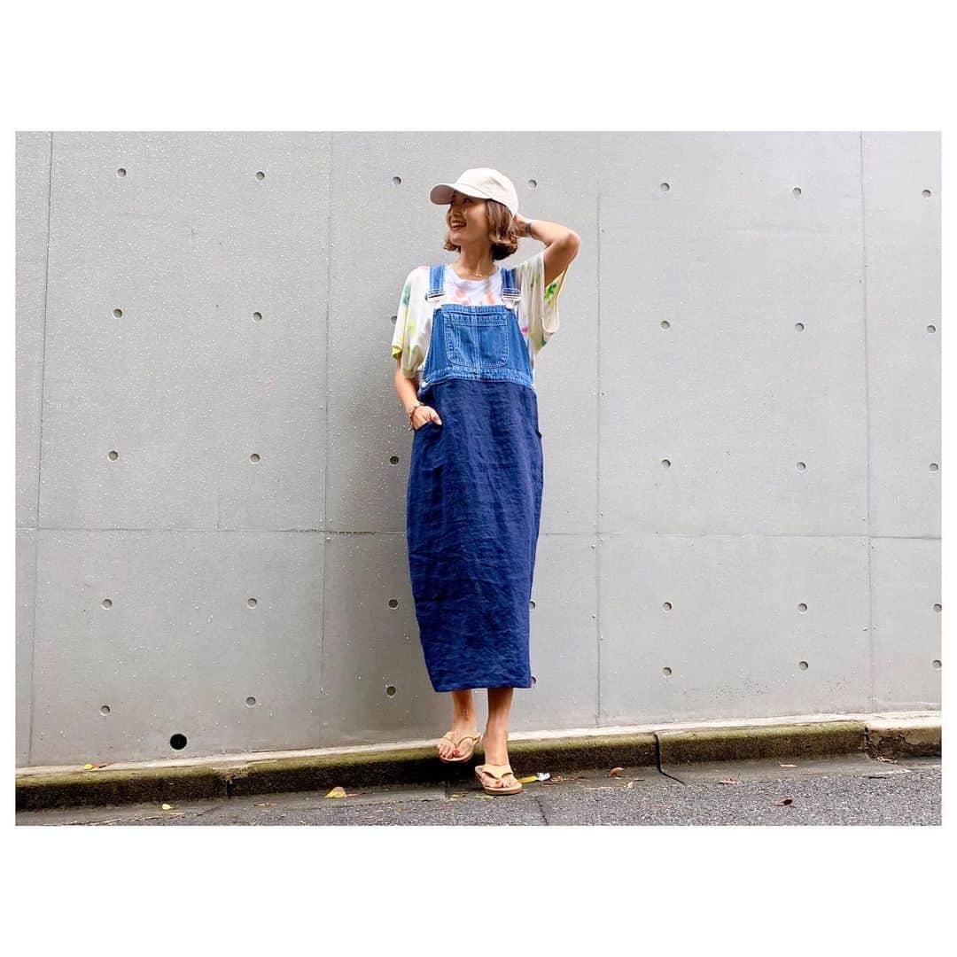 のインスタグラム：「完全なるにわかファンの私すらも楽しませてくれたラグビー日本代表の皆様、感動をありがとう🏉 4年後また楽しみにしております。 そんな本日無事展示会終了しました。 足を運んでくださった皆様、ありがとうございます🙇‍♀️ Tops/TiedyeT Op/Denim&linen salopette op Cap/Herfee cap(Lbeige) タイダイT2枚を使用したリメイクT。大きめに再構築した袖がポイント。 サロペットデニムパンツをリメイクしたリネンコンビのサロペットワンピ。ゆったり目のサイズ感の楽ちんワンピです。 一見シンプルなキャップはバックスタイルが可愛いのです。 *予約特典ありの予約会は25日(fri)13時までです。 #herfee #herfee2020ss #herfee_official」