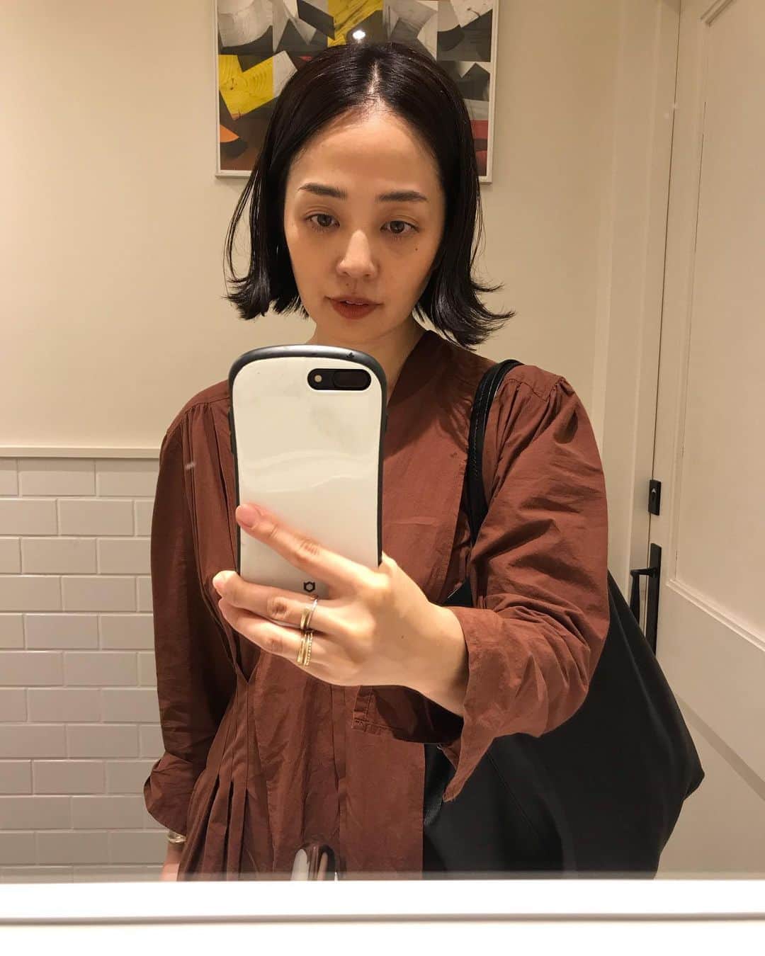 濱中鮎子のインスタグラム：「#旦那ライン に、あ！なんか胸についてるよ！と言われギョッとして確認したら、ワンピースのボタンでした... 「ボタンです」 「あ、そっか」  #旦那ライン #最近ないからアーカイブでお楽しみください #母は今日 #五郎丸を太郎丸と言っていた🏉 #三丁目の夕日を #夕日ヶ丘三丁目と言っていた #住所になってる  #私の周りは天然だらけだ🤷‍♀️」