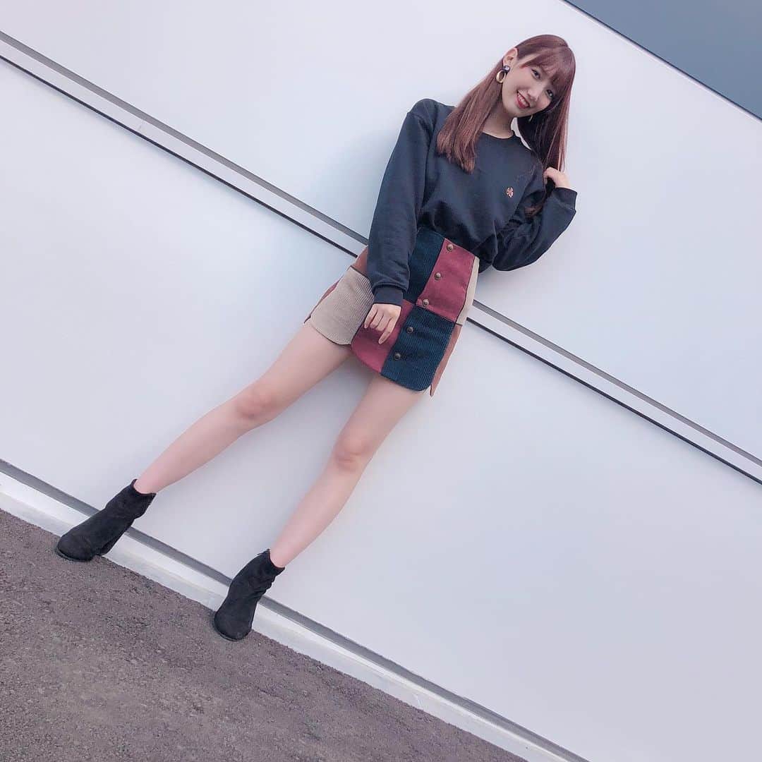 のインスタグラム：「握手会 ありがとうございました💕 . 今日はおnewのトレーナーを 着たの〜☺️💕 そして珍しくヒール👠 . 胸元にクマがいてかわいい🐻 . #ootd #私服 #コーデ #fashion #トレーナー #リリーブラウン #マウジー #coordinate #style #秋服 #名古屋」