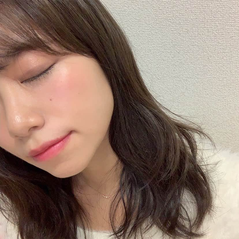 牧野桃美さんのインスタグラム写真 - (牧野桃美Instagram)「⠀ ✨ 秋の盛れる💓メイク ✨ 〜 プチプラコスメしばり 〜 ⠀ このメイクをしとけば、盛れる！！っていう秋のプチプラコスメのみを使ったメイク💄 ローズ系で女性らしくなれるよ💕 ⠀ 〈 eye shadow 〉 ▫️#トーンアップアイシャドウ /#セザンヌ ◎ 02 #ローズブラウン 💰580 yen 1番左は涙袋、真ん中はアイホール全体、右は二重幅と細めのチップで濃いめにアイライン風。 ⠀ 〈 cheek 〉 ▫️#リップアンドチーククリーム /#ヴィセ ◎ RO-6 #ローズレッド 💰1000 yen ⠀ 〈 Lip 〉 ▫️#ちふれ口紅 /#ちふれ ◎280 ローズ系 💰350 yen 愛用しまくりなちふれの口紅の秋の新色💋発色がいいのでふんわり載せるのがポイント💡このリップの色本当に可愛くて、これを塗ったら"女度アップ"しちゃうよ😦👏🏻！ ⠀ ⠀ ⠀ 安くて使えるアイテムばかりなので、みんなも使ってみてね❤︎ ⠀ ⠀ ⠀ ⠀ ⠀ ⠀ #ももめいく #プチプラコスメ#visee#盛れる#モテメイク#新作コスメ#コスメ垢#デート#可愛くなりたい#秋リップ#コスメ好きさんと繋がりたい#サロモ#ちふれ口紅280#ちふれ280」10月20日 22時19分 - momomi_makino