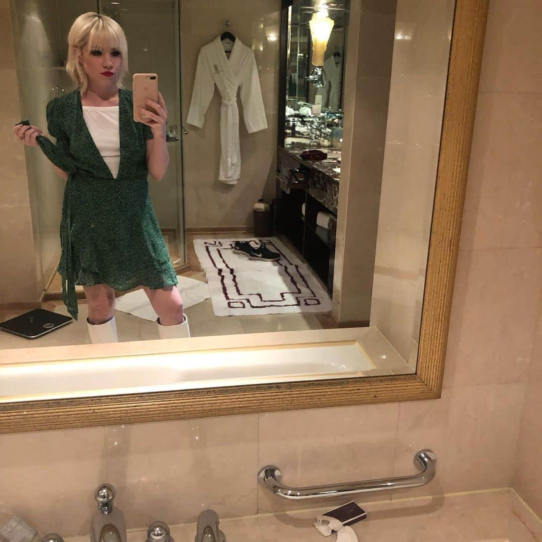 カーリー・レイ・ジェプセンさんのインスタグラム写真 - (カーリー・レイ・ジェプセンInstagram)「I survive on hotel shampoos 🎻」10月20日 22時20分 - carlyraejepsen