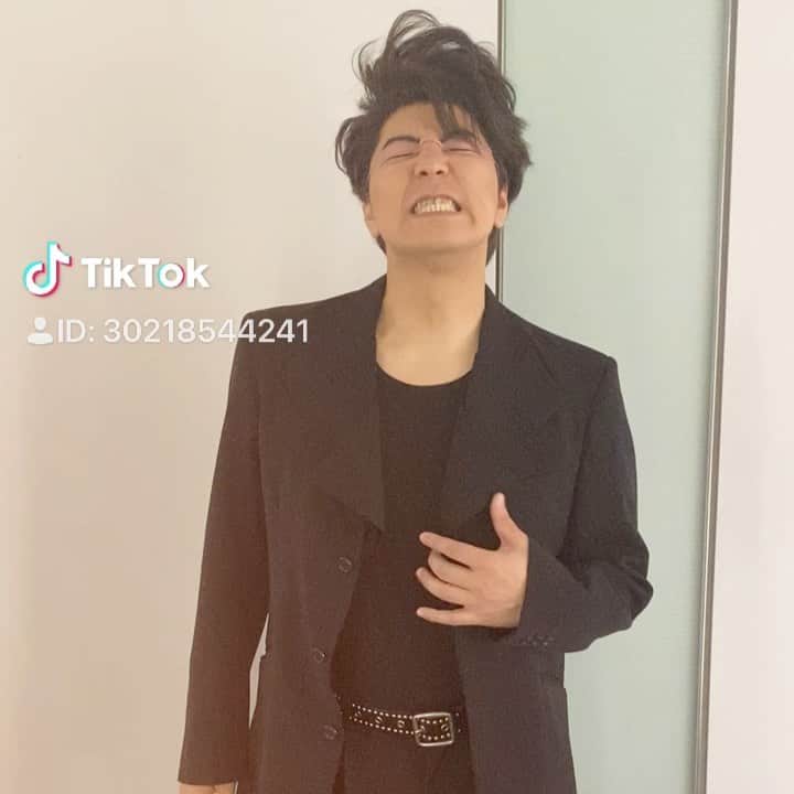 長田庄平のインスタグラム：「氷室京介でPretender歌ってみた  #Official髭男dism #Pretender #氷室京介 #グッバイ #歌ってみた #tiktok #癖うた #チョコレートプラネット #ハロウィン」