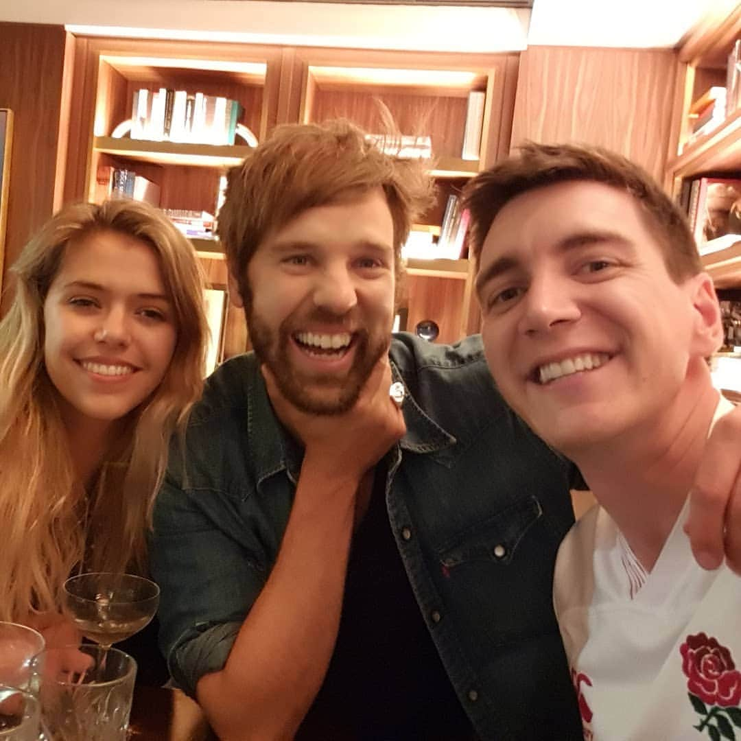 オリバー・フェルプスさんのインスタグラム写真 - (オリバー・フェルプスInstagram)「Great time last night catching up with this Aussie legend... completely by chance that I'm wearing my England rugby shirt... #WearTheRose」10月20日 22時26分 - oliver_phelps